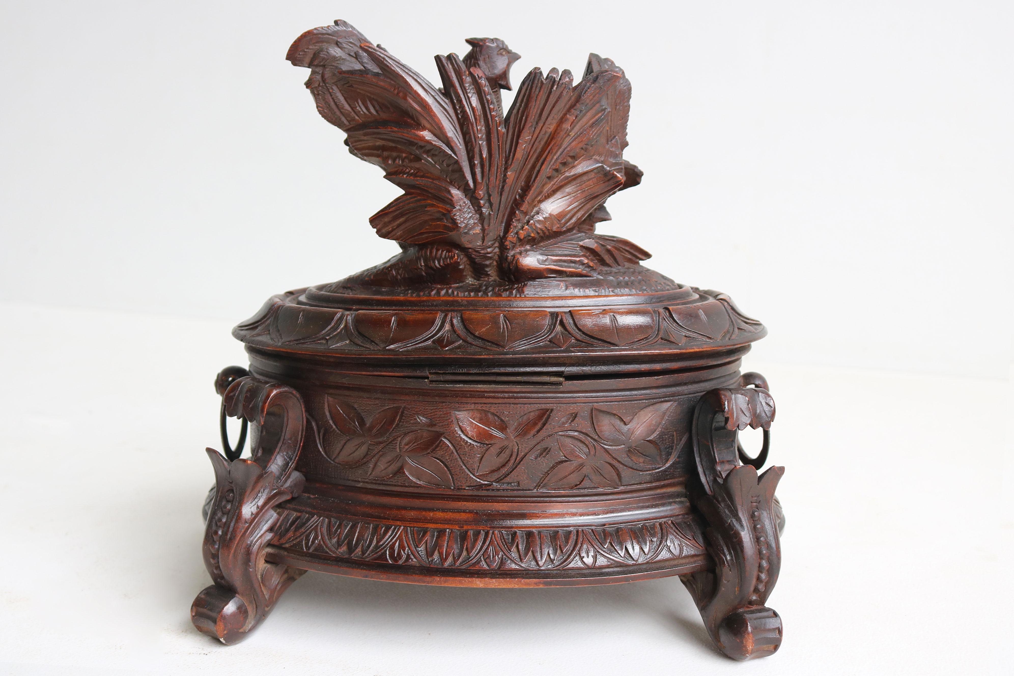 Coffret à bijoux ovale en noyer sculpté suisse 19ème siècle Black Forest en vente 5