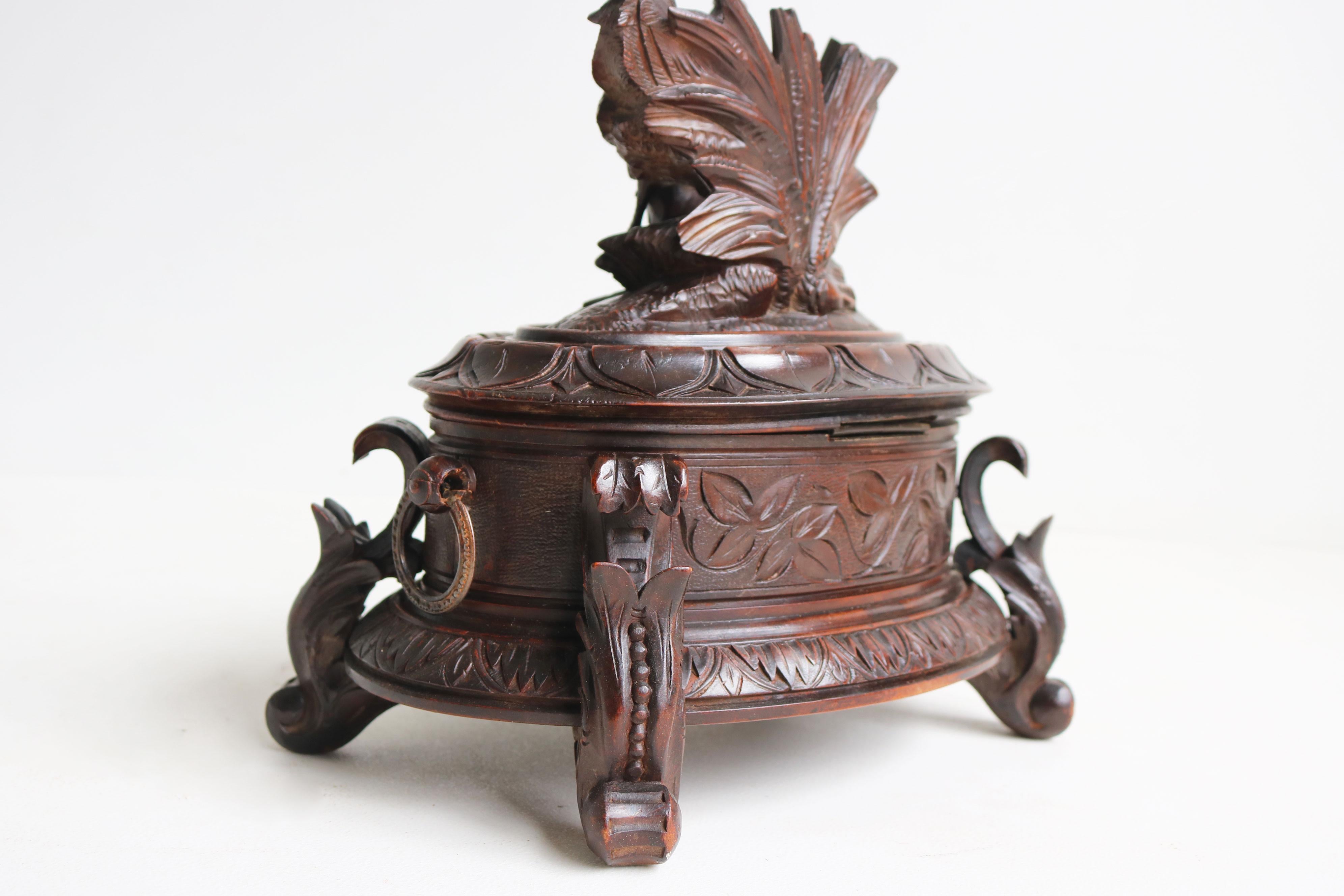 Coffret à bijoux ovale en noyer sculpté suisse 19ème siècle Black Forest en vente 6