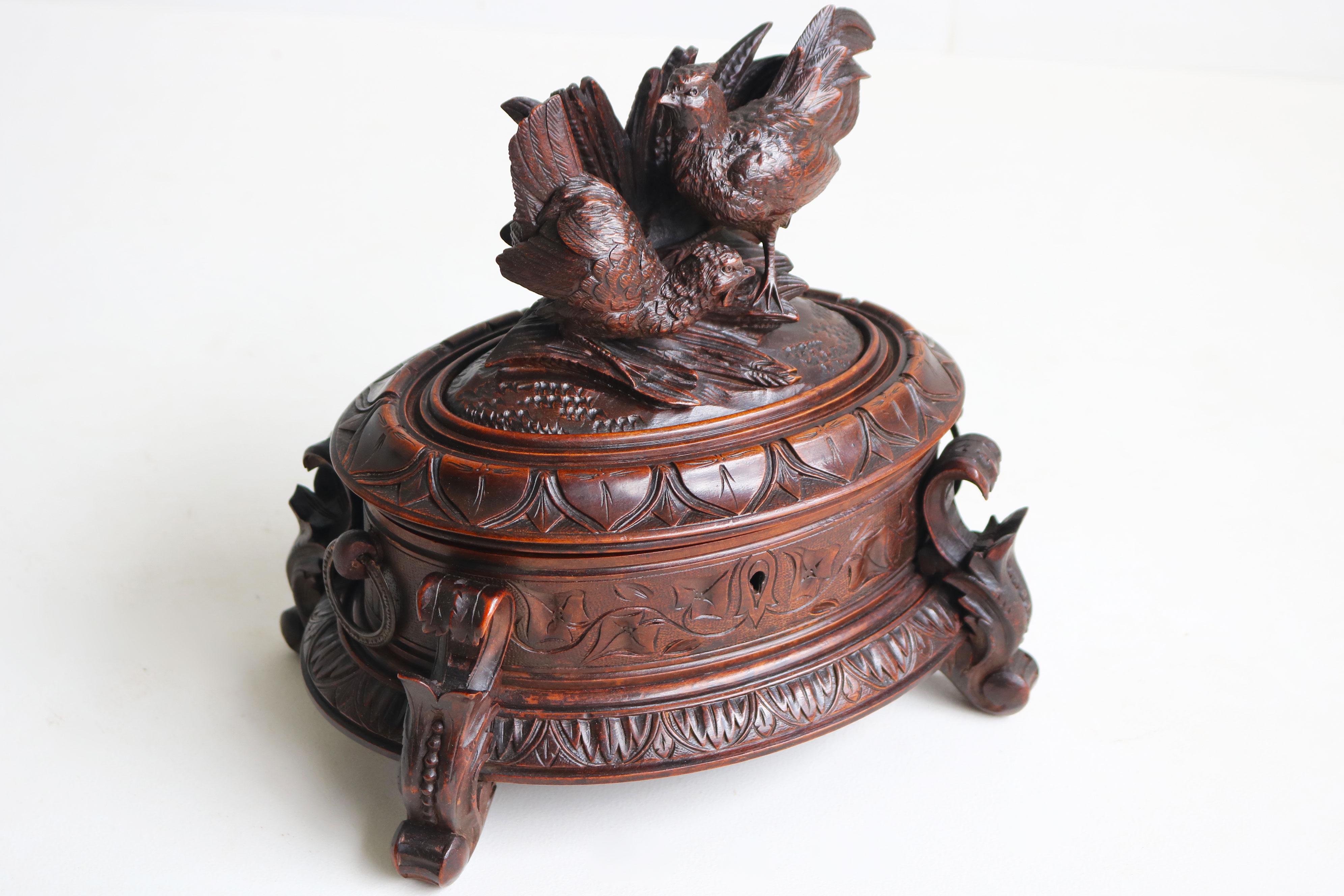 Forêt-Noire Coffret à bijoux ovale en noyer sculpté suisse 19ème siècle Black Forest en vente