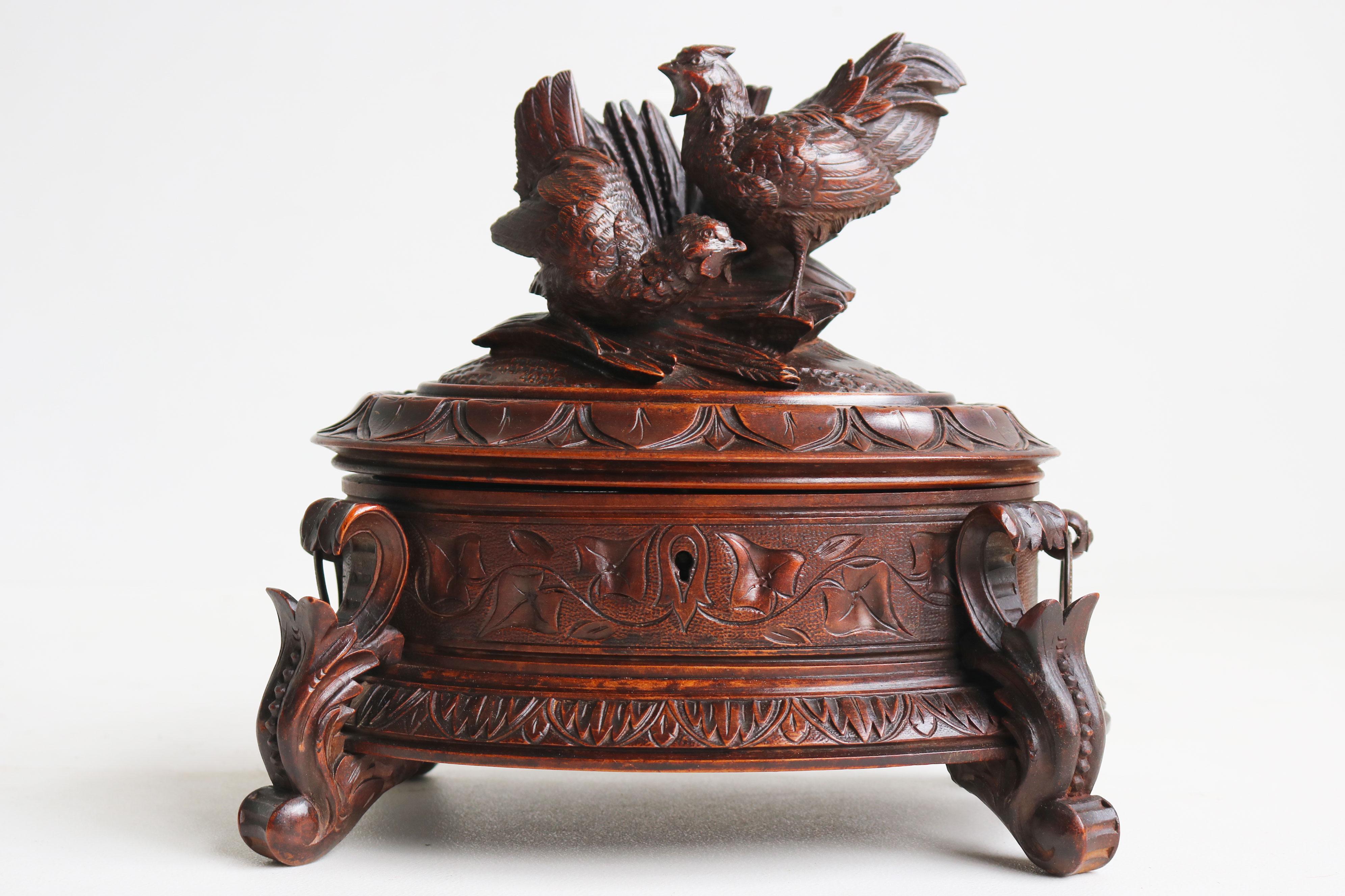Sculpté Coffret à bijoux ovale en noyer sculpté suisse 19ème siècle Black Forest en vente