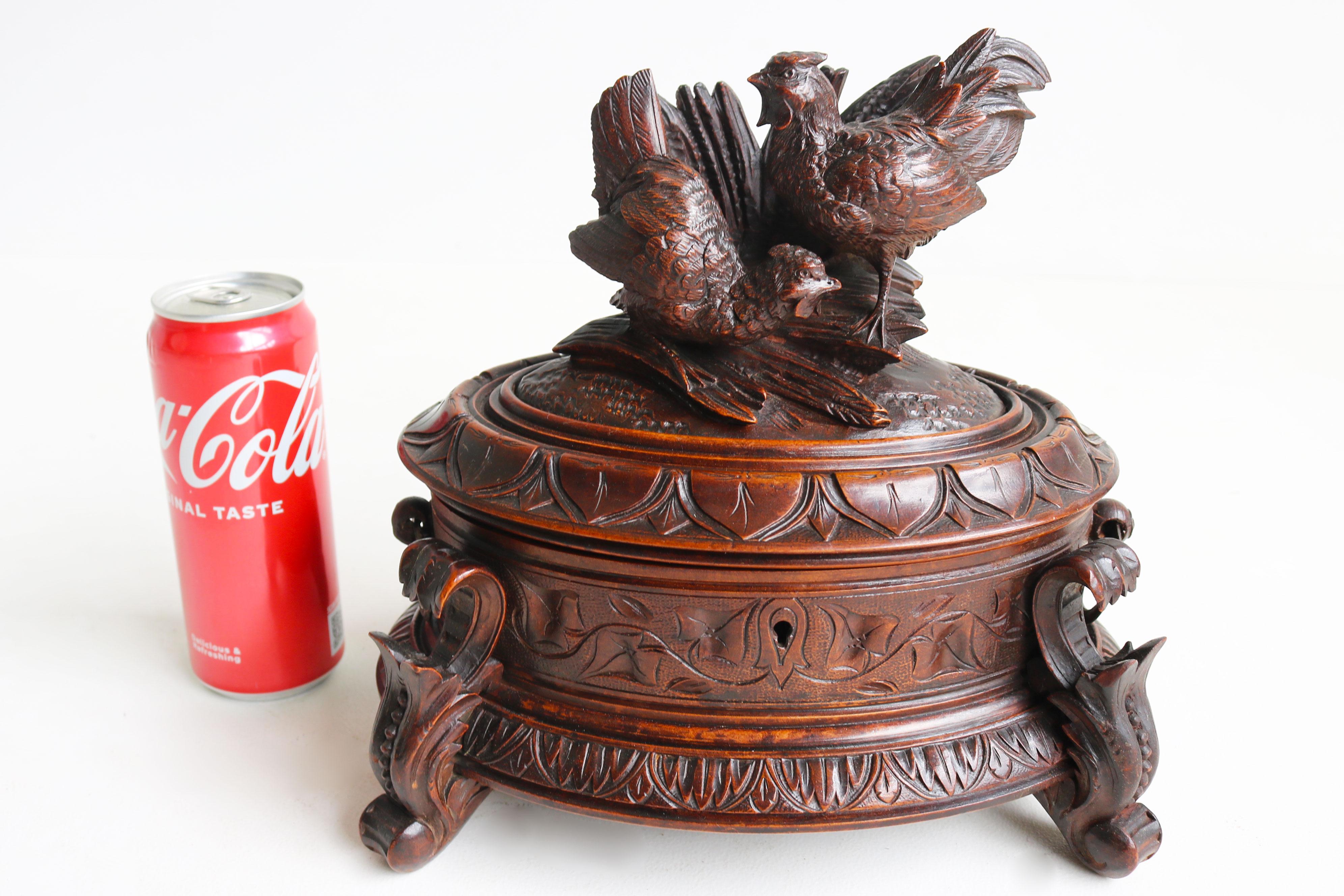 XIXe siècle Coffret à bijoux ovale en noyer sculpté suisse 19ème siècle Black Forest en vente