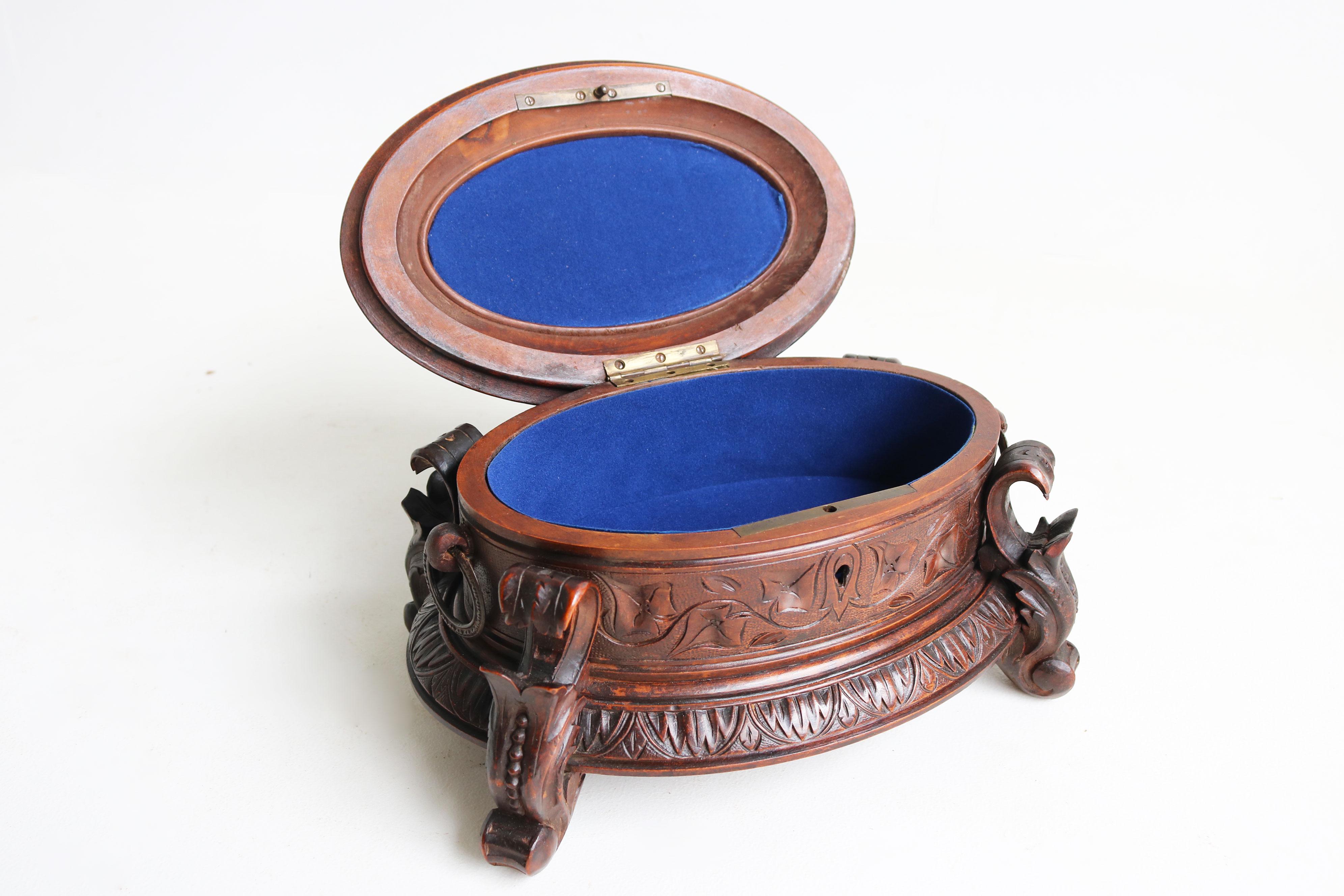 Velours Coffret à bijoux ovale en noyer sculpté suisse 19ème siècle Black Forest en vente
