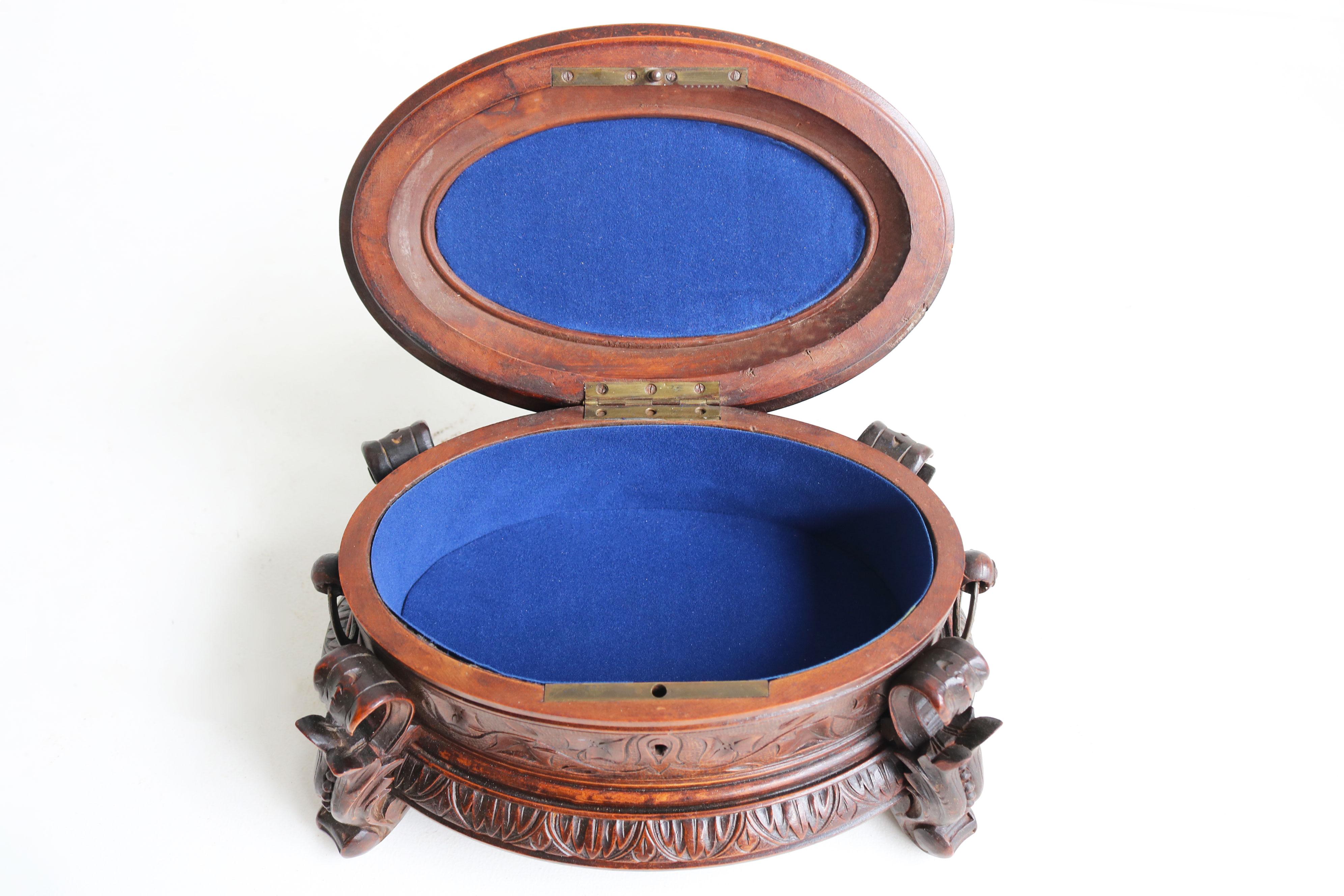 Coffret à bijoux ovale en noyer sculpté suisse 19ème siècle Black Forest en vente 1