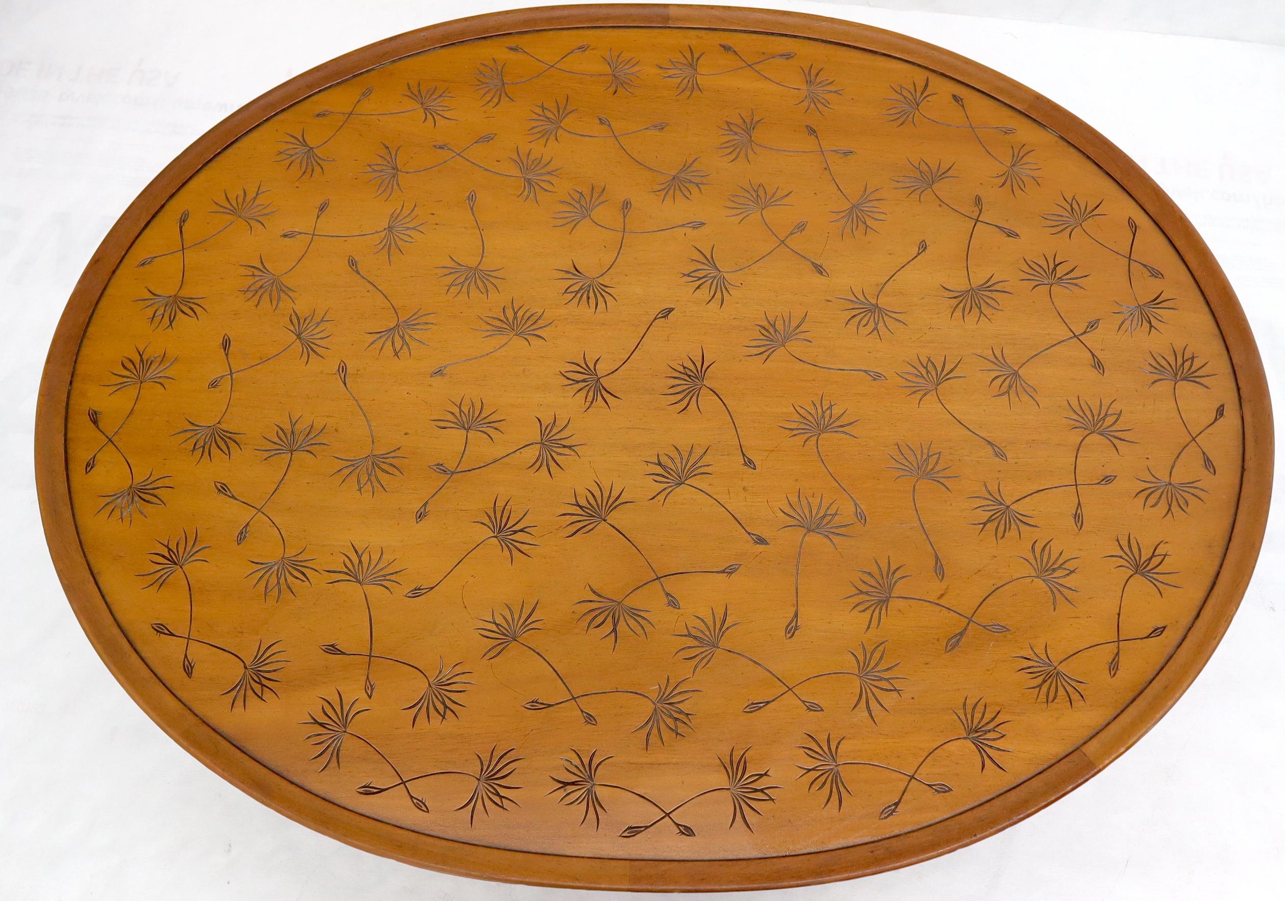 Table basse ovale Kittinger avec pieds fuselés en faux bambou et motif de feuilles incisées sur le dessus en vente 2