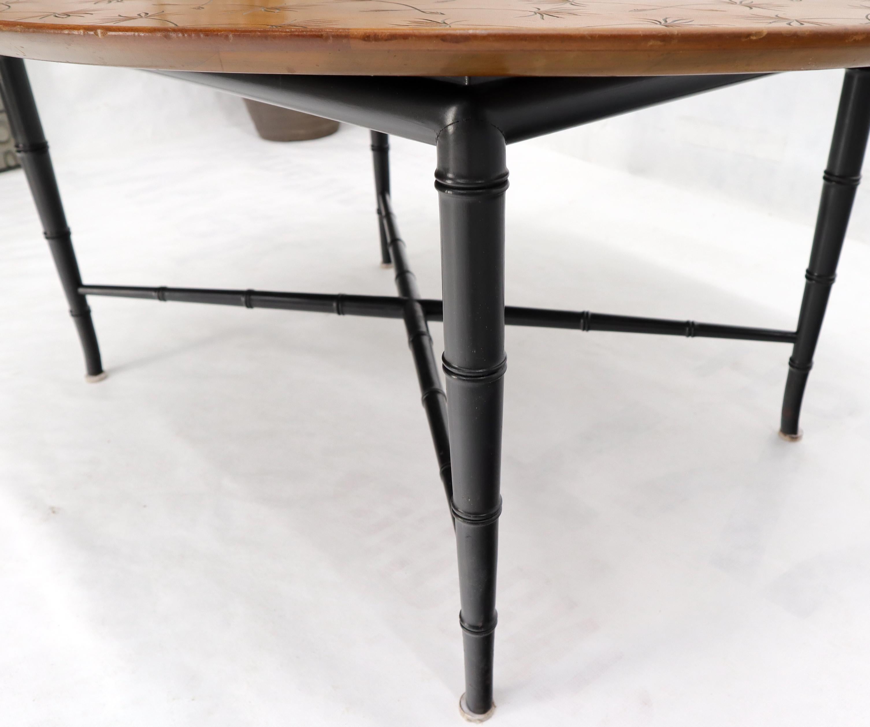 Table basse ovale Kittinger avec pieds fuselés en faux bambou et motif de feuilles incisées sur le dessus en vente 5