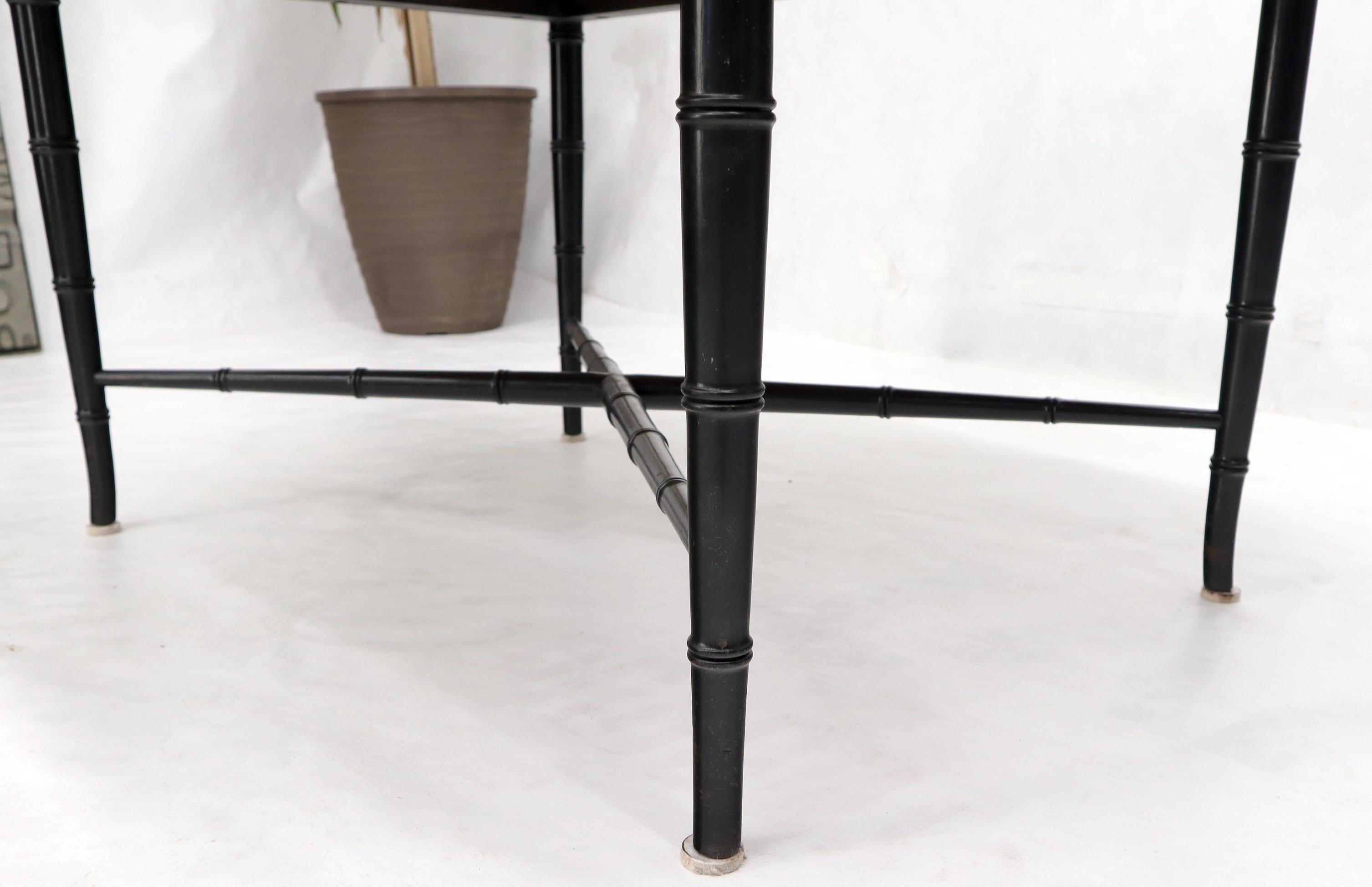 Table basse ovale Kittinger avec pieds fuselés en faux bambou et motif de feuilles incisées sur le dessus en vente 6