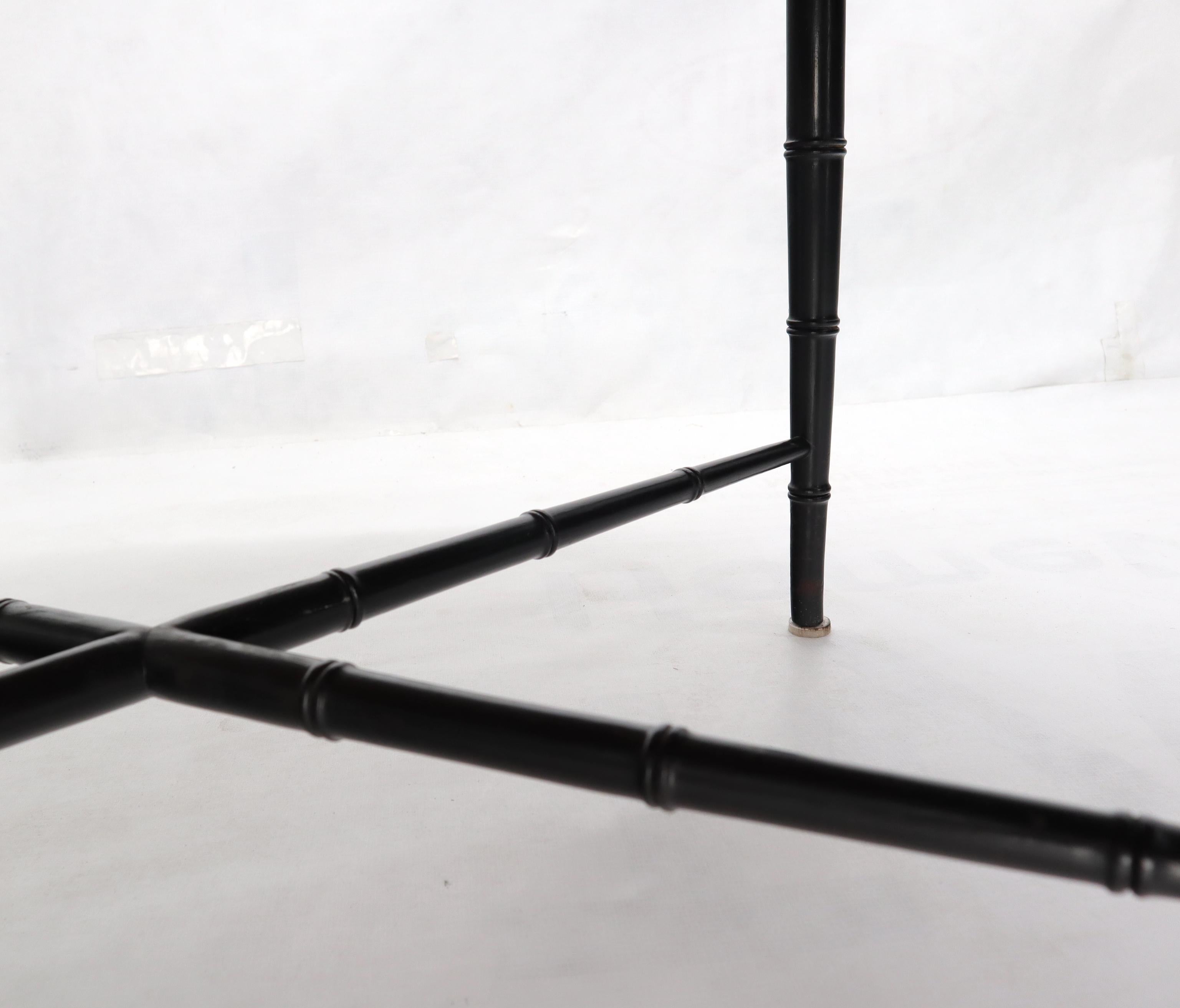 Table basse ovale Kittinger avec pieds fuselés en faux bambou et motif de feuilles incisées sur le dessus en vente 7