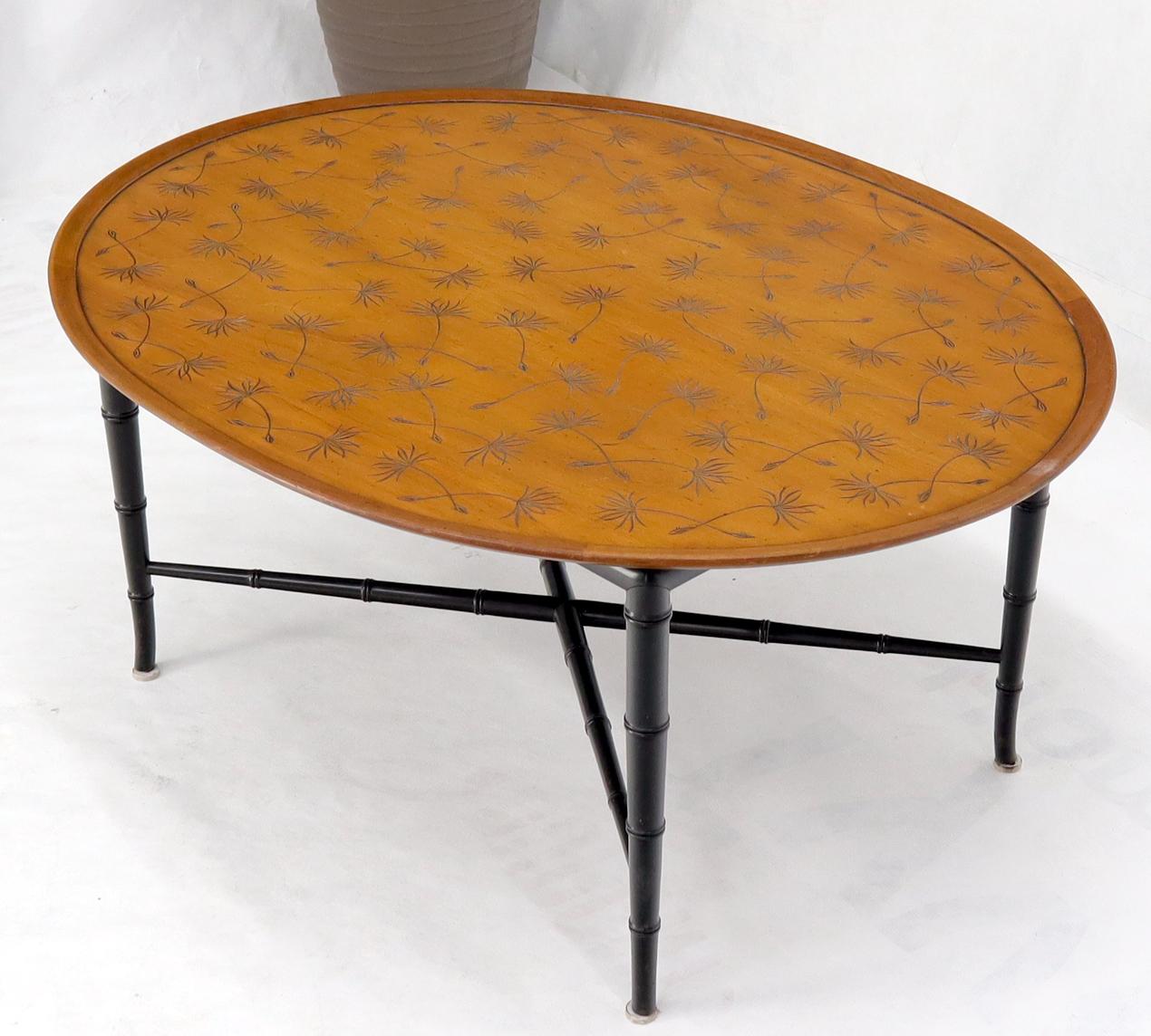Mid-Century Modern Table basse ovale Kittinger avec pieds fuselés en faux bambou et motif de feuilles incisées sur le dessus en vente