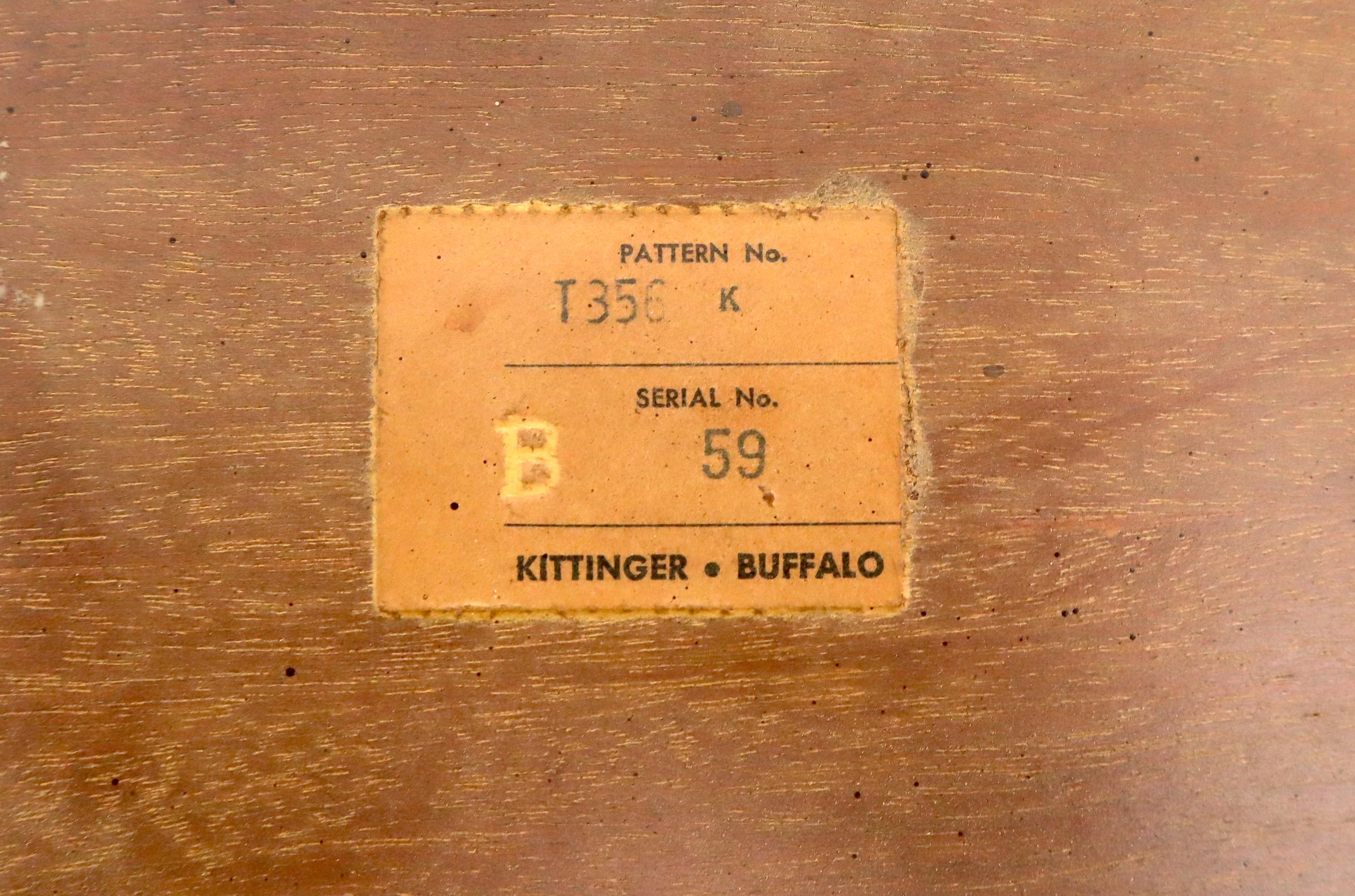 Américain Table basse ovale Kittinger avec pieds fuselés en faux bambou et motif de feuilles incisées sur le dessus en vente