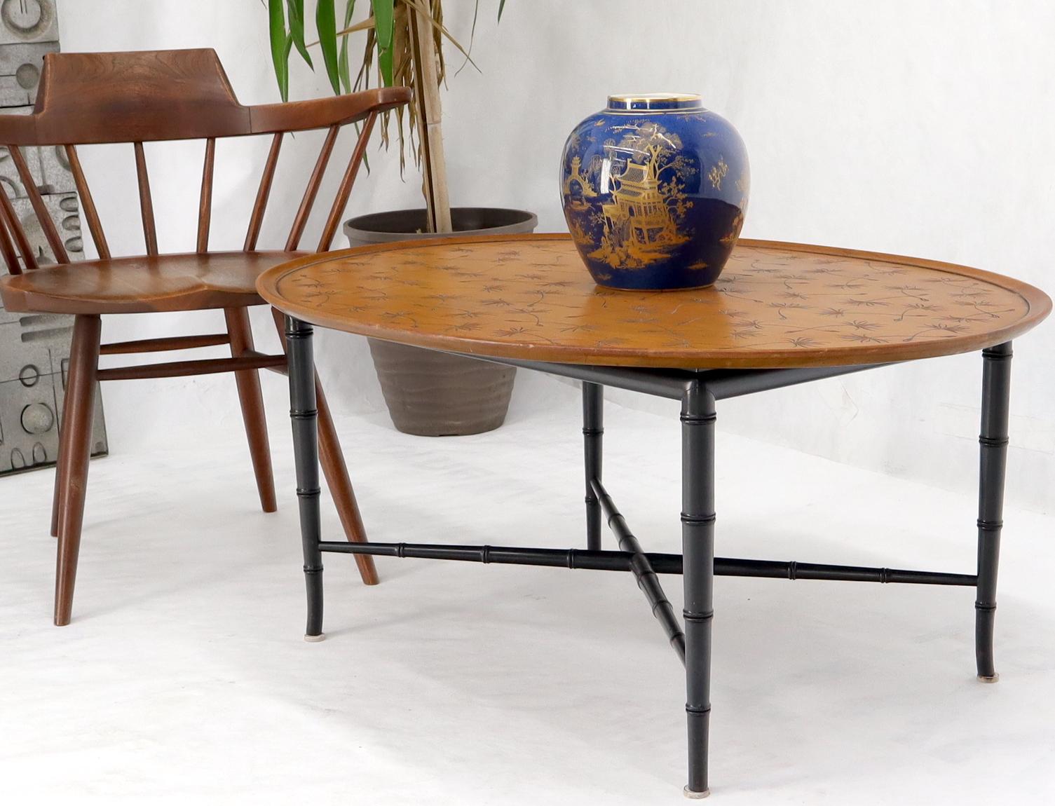 20ième siècle Table basse ovale Kittinger avec pieds fuselés en faux bambou et motif de feuilles incisées sur le dessus en vente