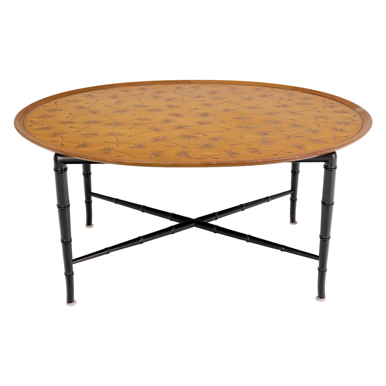 Table basse ovale Kittinger avec pieds fuselés en faux bambou et motif de feuilles incisées sur le dessus en vente