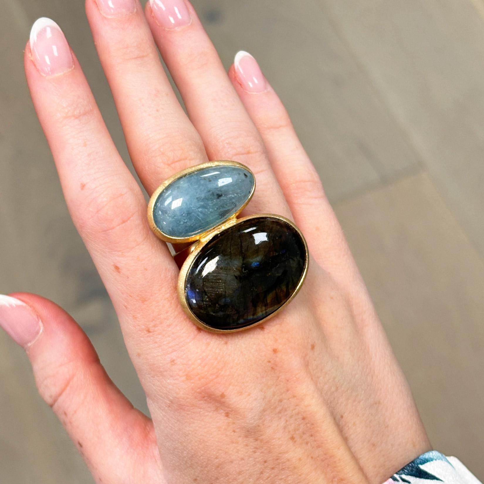 Taglio ovale Anello da cocktail ovale di labradorite e acquamarina placcato in oro con fascia regolabile in vendita