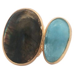 Anello da cocktail ovale di labradorite e acquamarina placcato in oro con fascia regolabile