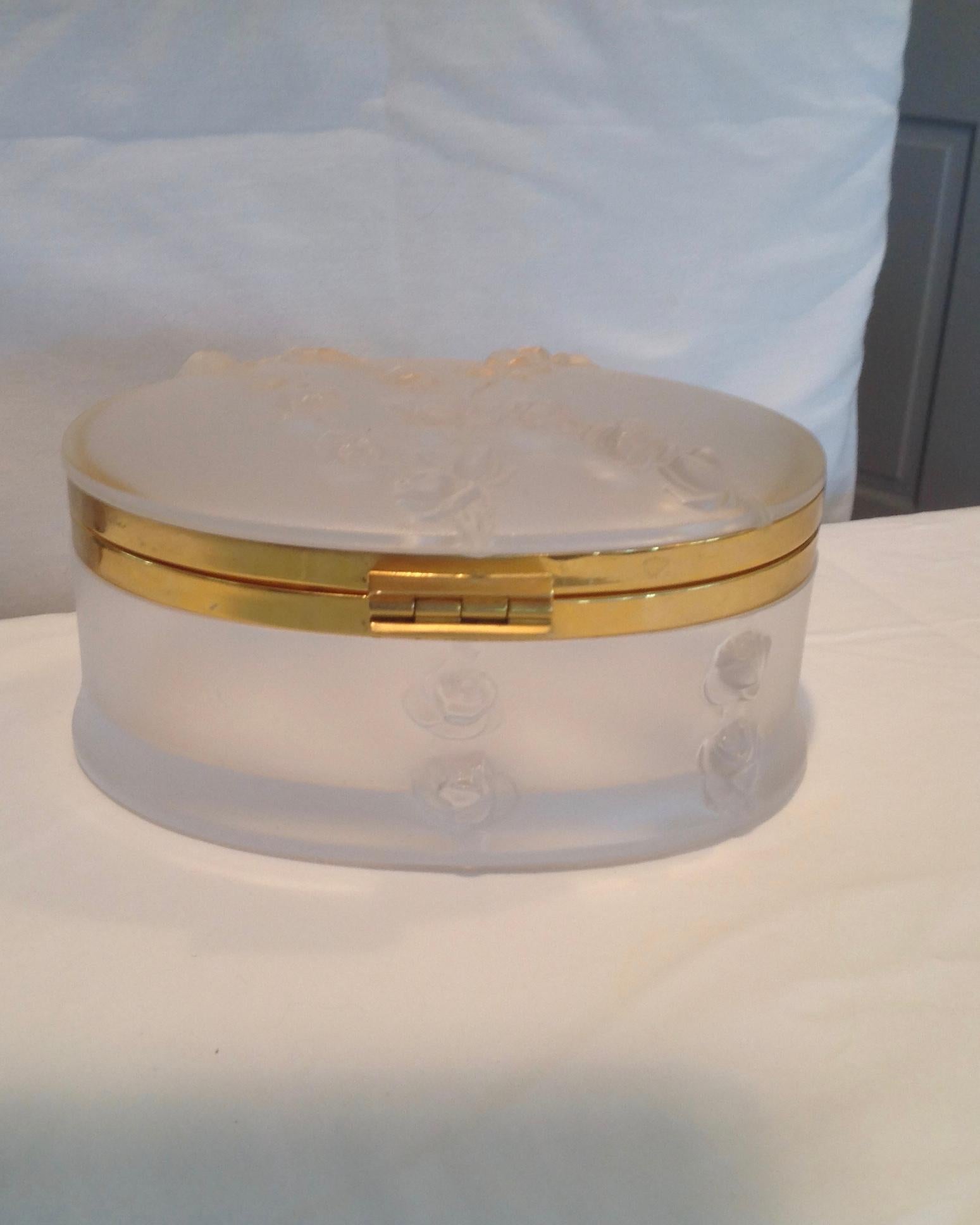 Oval Lalique Hinged Box with Gilt Metal Mounts 7