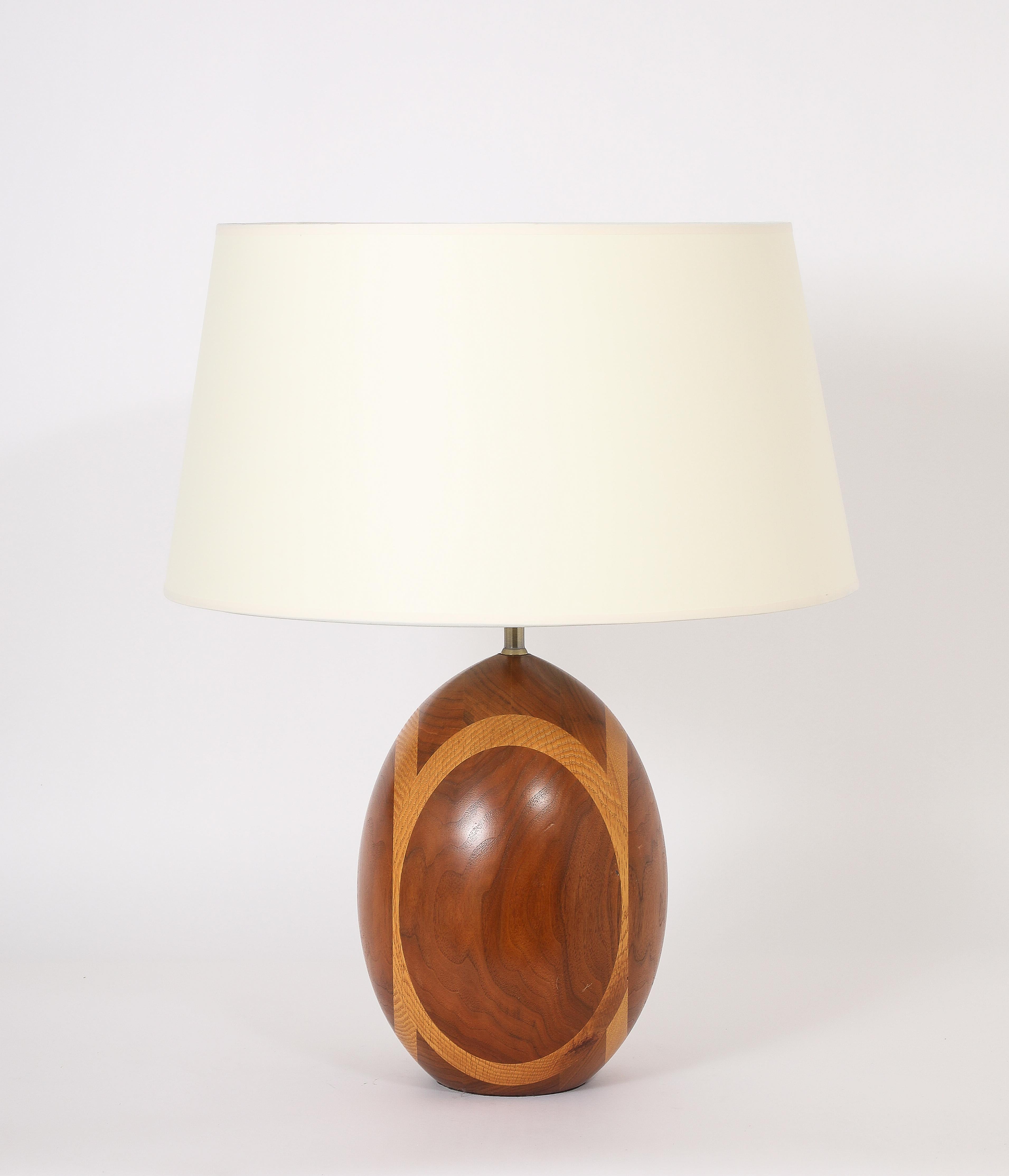 Grande lampe faite de couches symétriques stratifiées d'orme et de noyer tournées au tour. Taille de la base uniquement