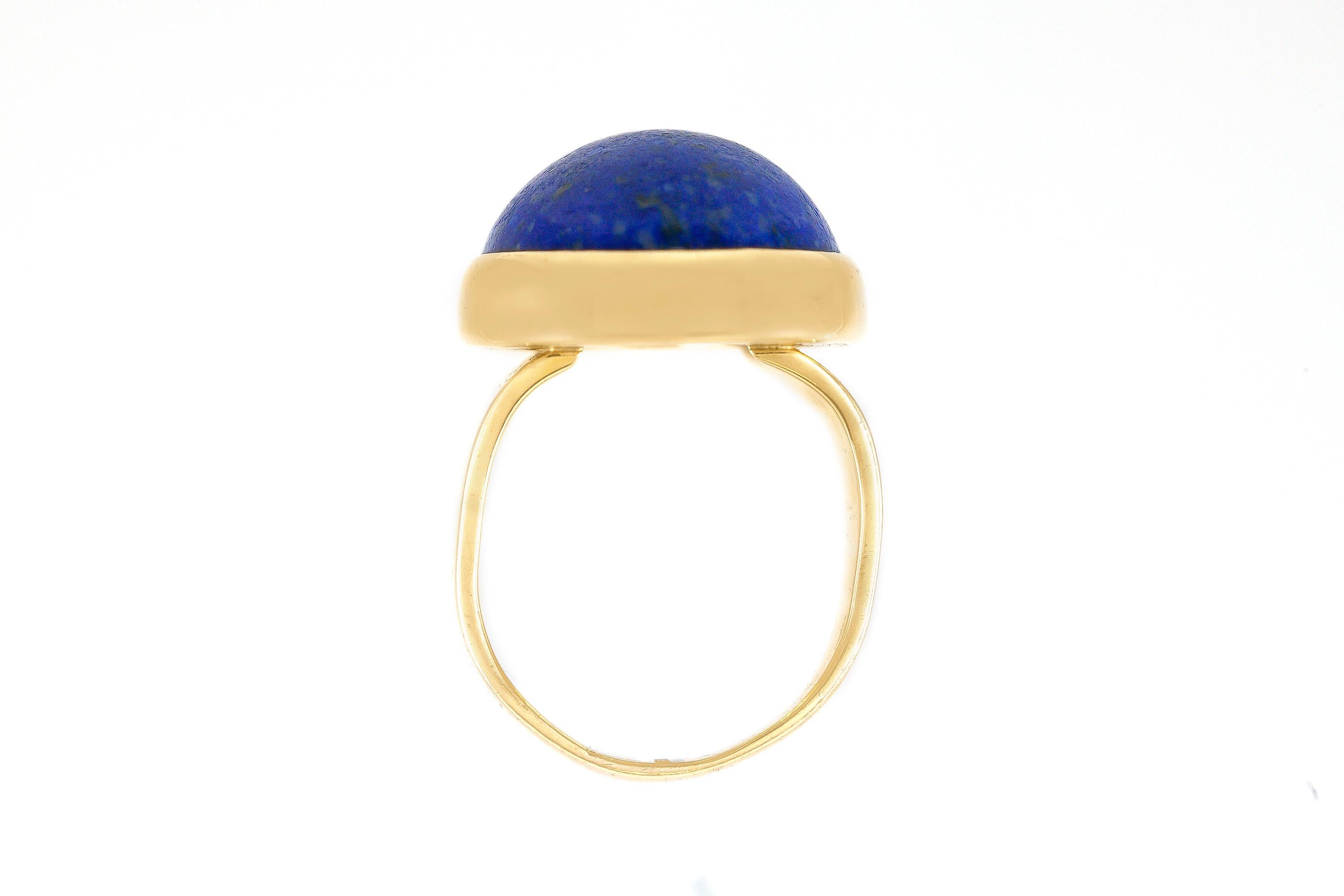 Cocktail ring finely crafted in 18 k gold with a lapis, 18.6 dwt. 
Circa 1990.