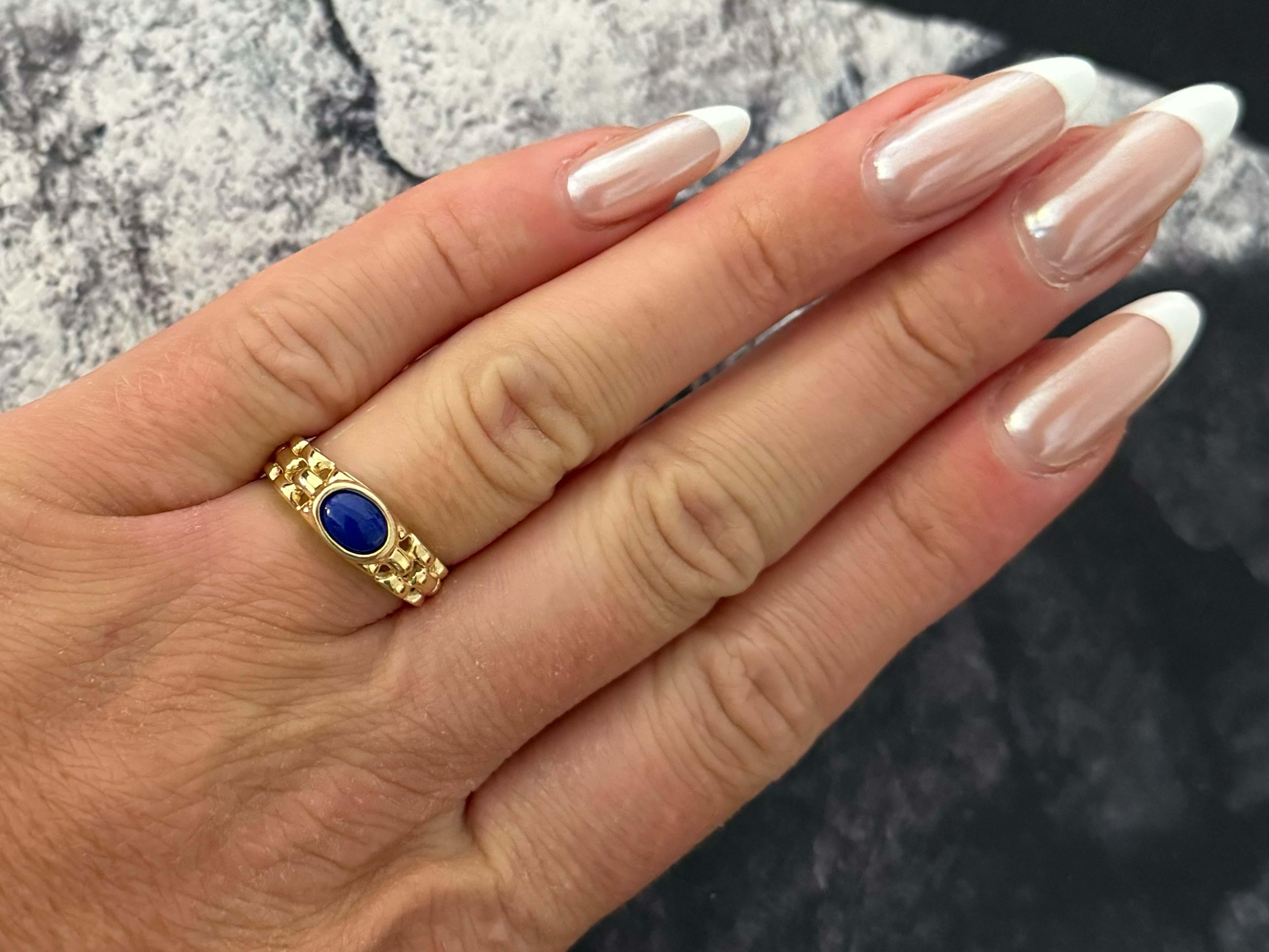 Spécifications de l'anneau :

Métal : Or jaune 14k

Poids total : 2.5 grammes

Pierre précieuse : Lapis Lazuli

Dimensions du lapis-lazuli : ~6.6 mm x  4.9 mm x 2.5 mm

Taille de l'anneau : 6.75 (redimensionnable)

Estampillé : 