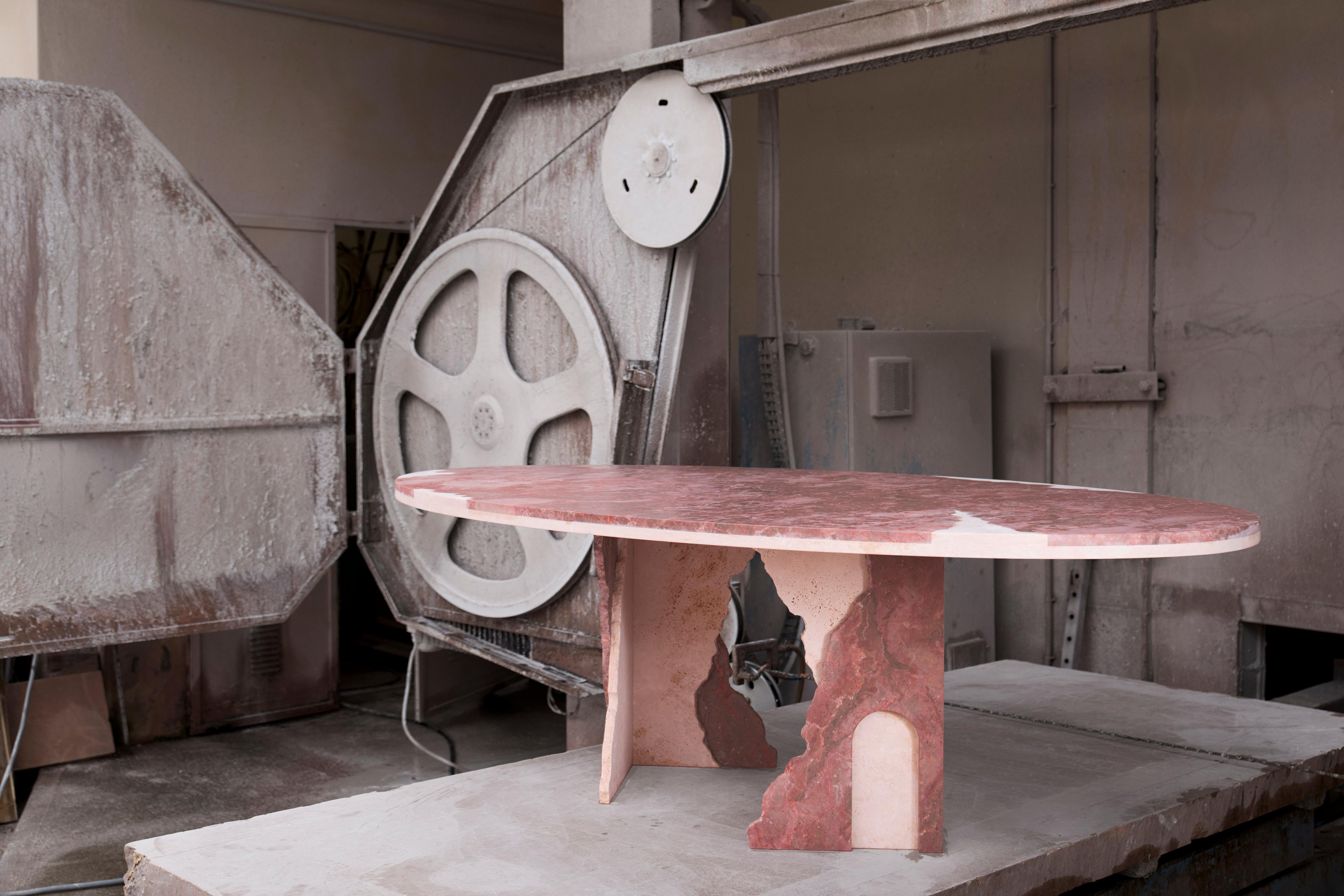 La Mesa de comedor Fallen Empire ha sido diseñada por Lara Bohinc para Serafini. El Imperio Caído es un conjunto de obras que rinde homenaje a los fragmentos olvidados de civilizaciones perdidas y que cobra vida a través de la peculiar visión de