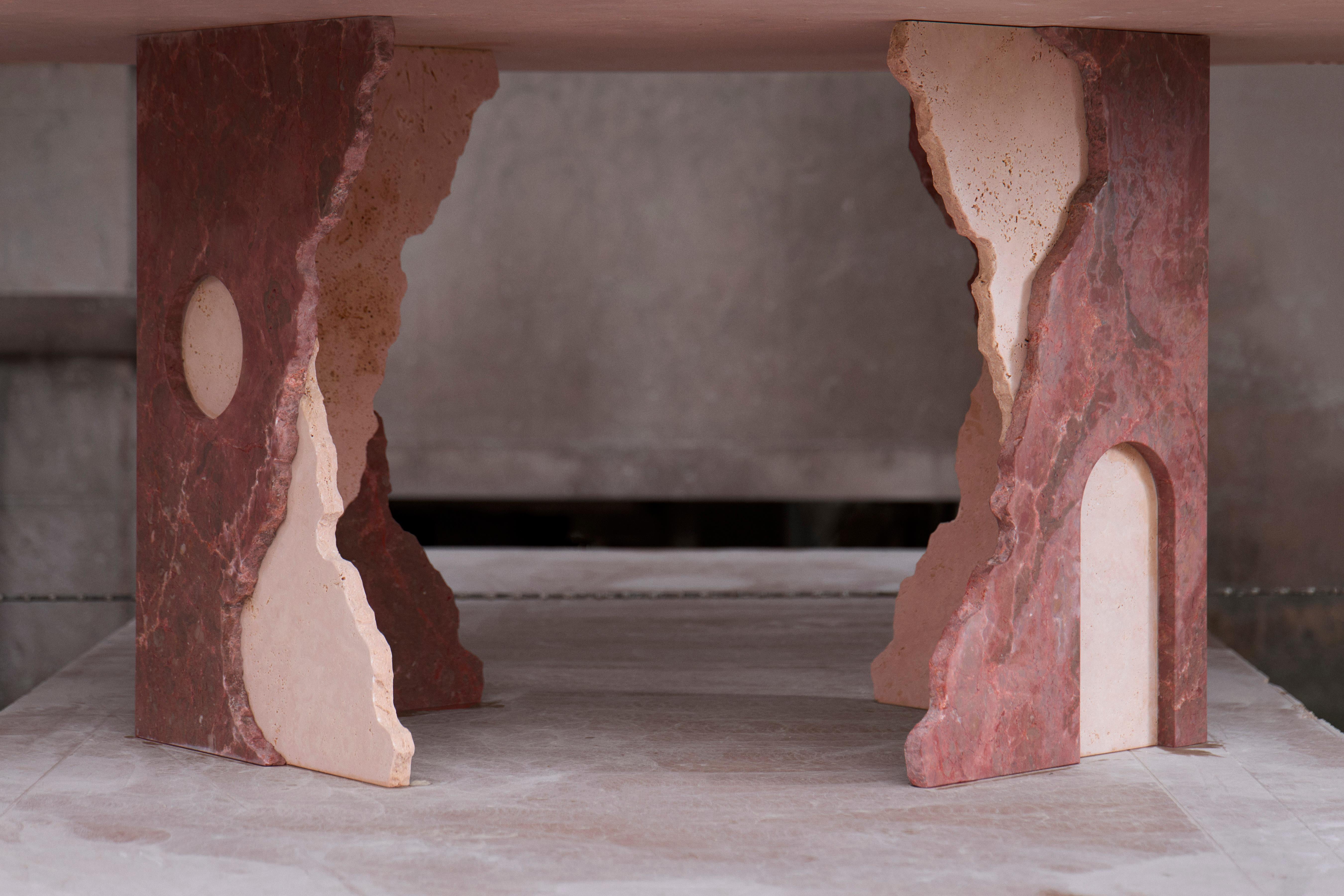 Mesa de Comedor Ovalada Grande de Travertino Beige y Mármol Breccia Tavira Moderno orgánico en venta