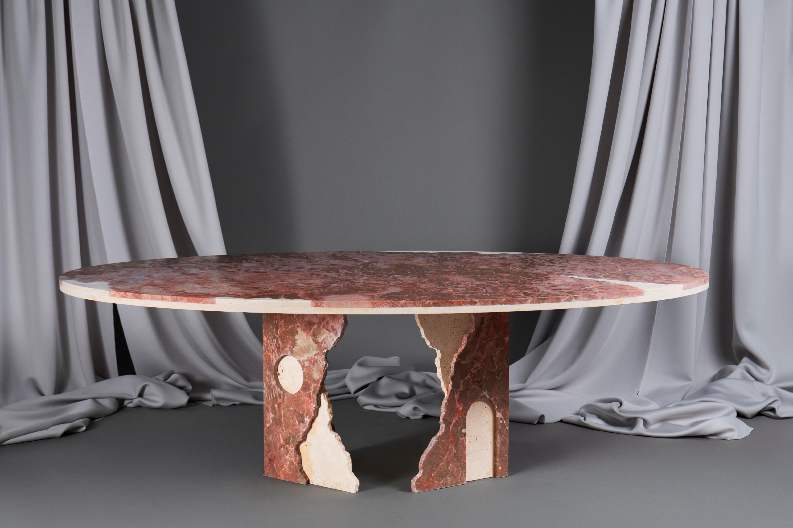 Mesa de Comedor Ovalada Grande de Travertino Beige y Mármol Breccia Tavira Hecho a mano en venta