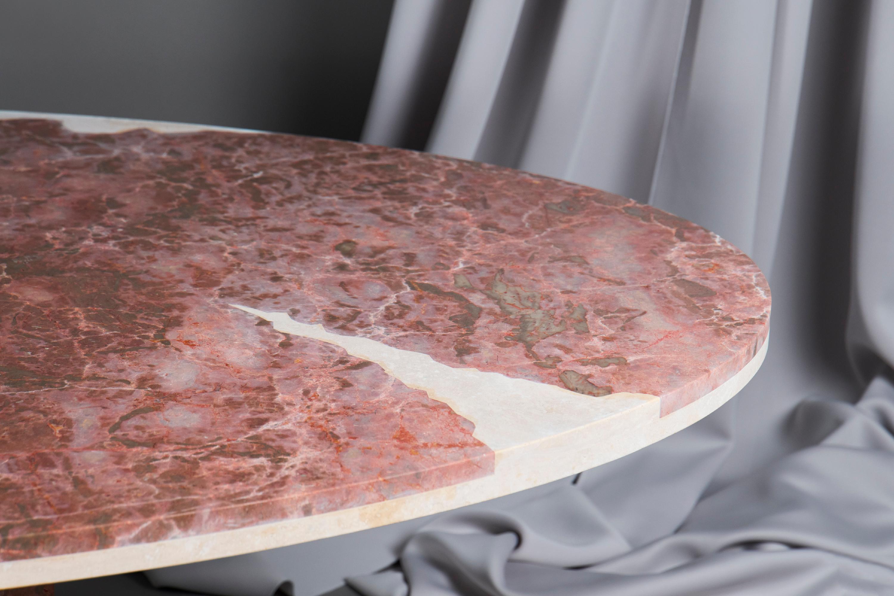 Mesa de Comedor Ovalada Grande de Travertino Beige y Mármol Breccia Tavira en Nuevo estado para la venta en Holland, AMSTERDAM