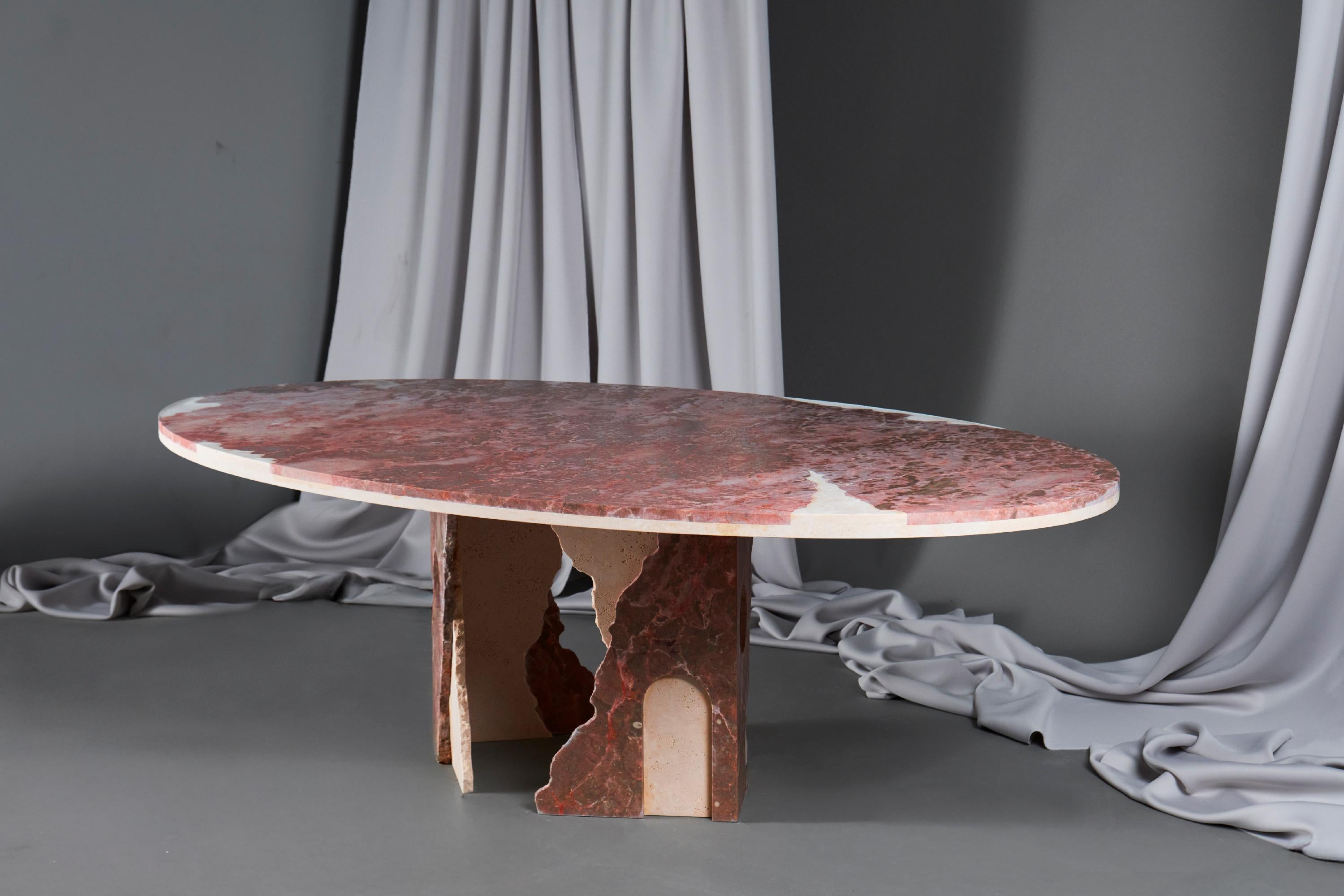 Mesa de Comedor Ovalada Grande de Travertino Beige y Mármol Breccia Tavira Siglo XXI y contemporáneo en venta