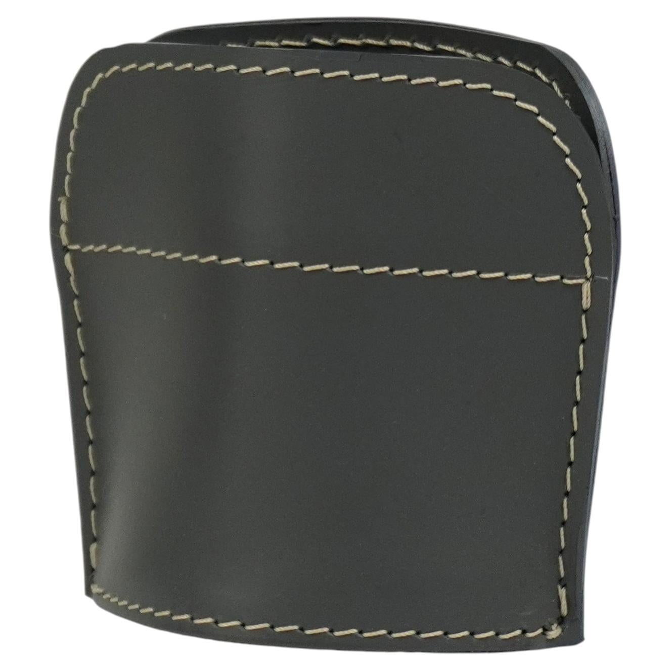 Oval Pen Holder in Regenerated Leather - 12 x 8 x 11, 5 cm For Sale