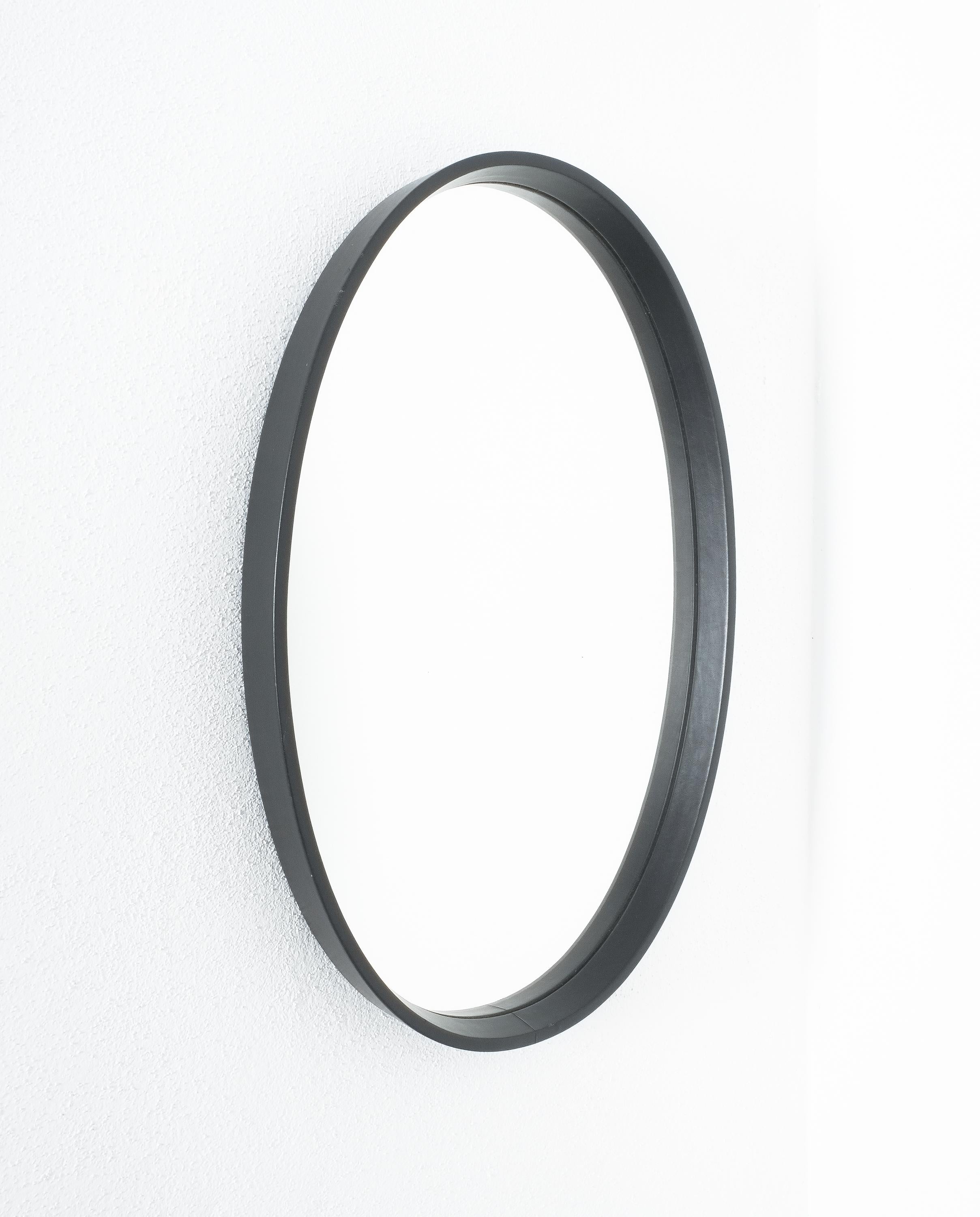 Cuir Miroir ovale enveloppé de cuir dans le style de Pace, 1970 en vente
