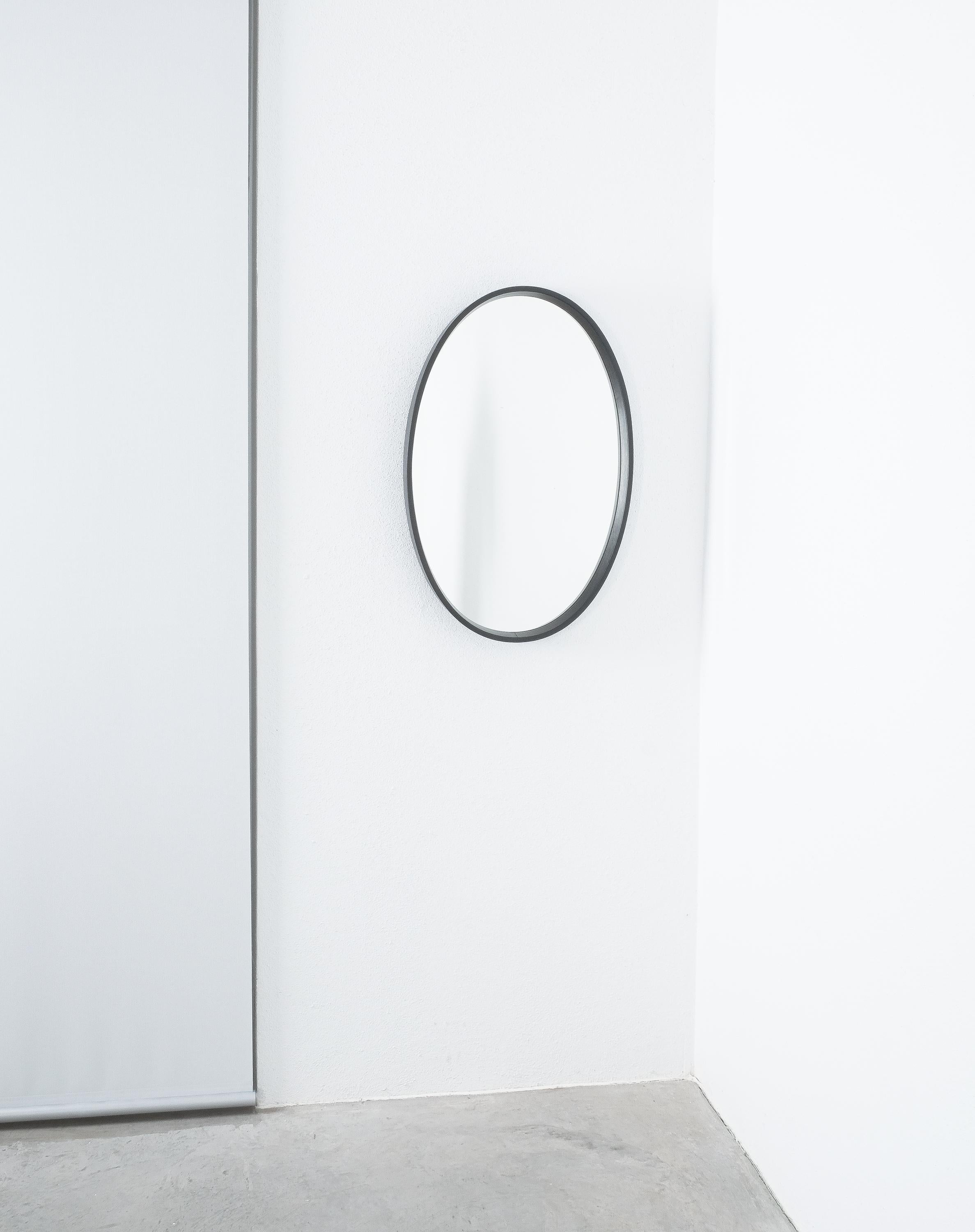 Miroir ovale enveloppé de cuir dans le style de Pace, 1970 en vente 1