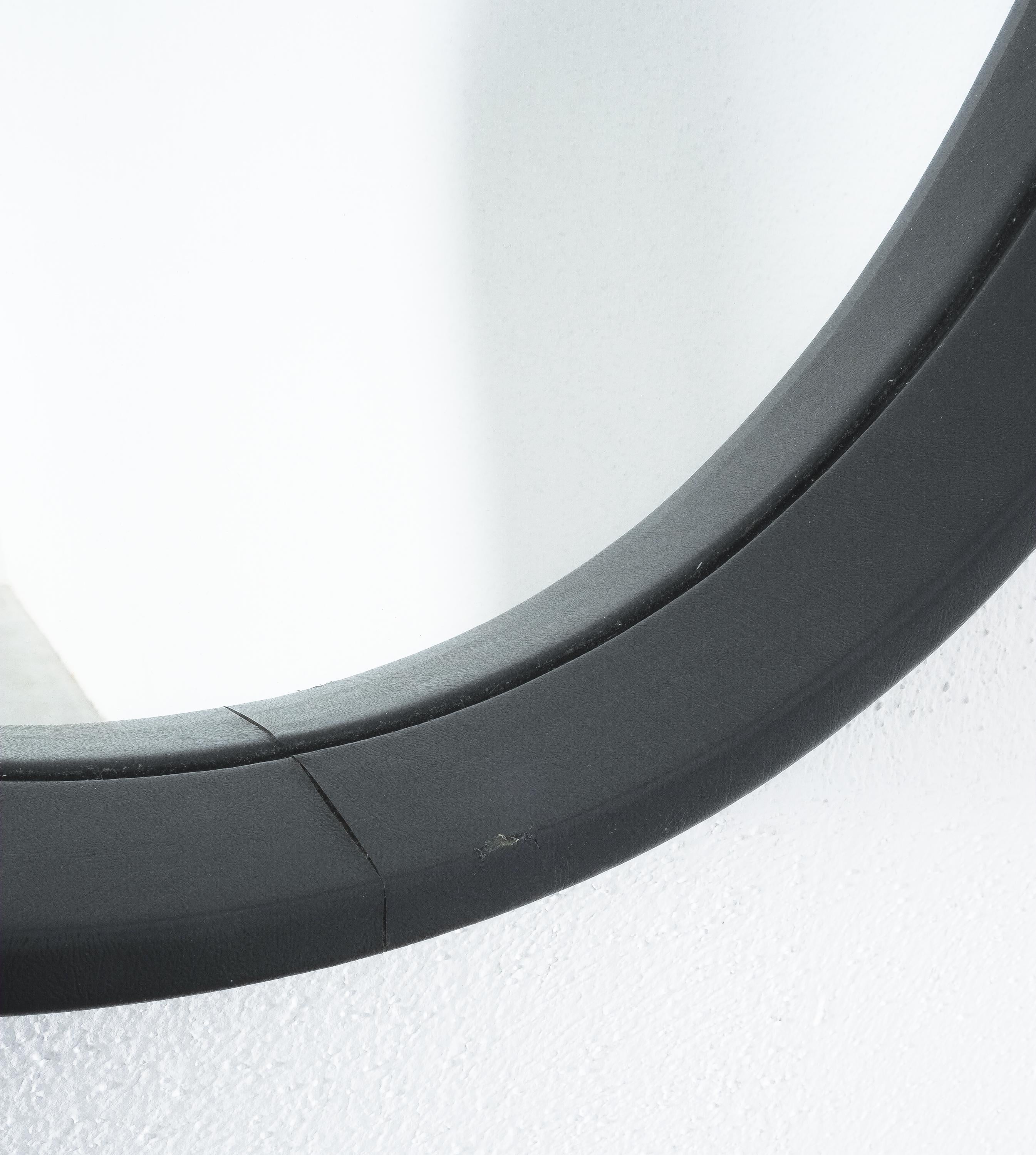 Miroir ovale enveloppé de cuir dans le style de Pace, 1970 en vente 2