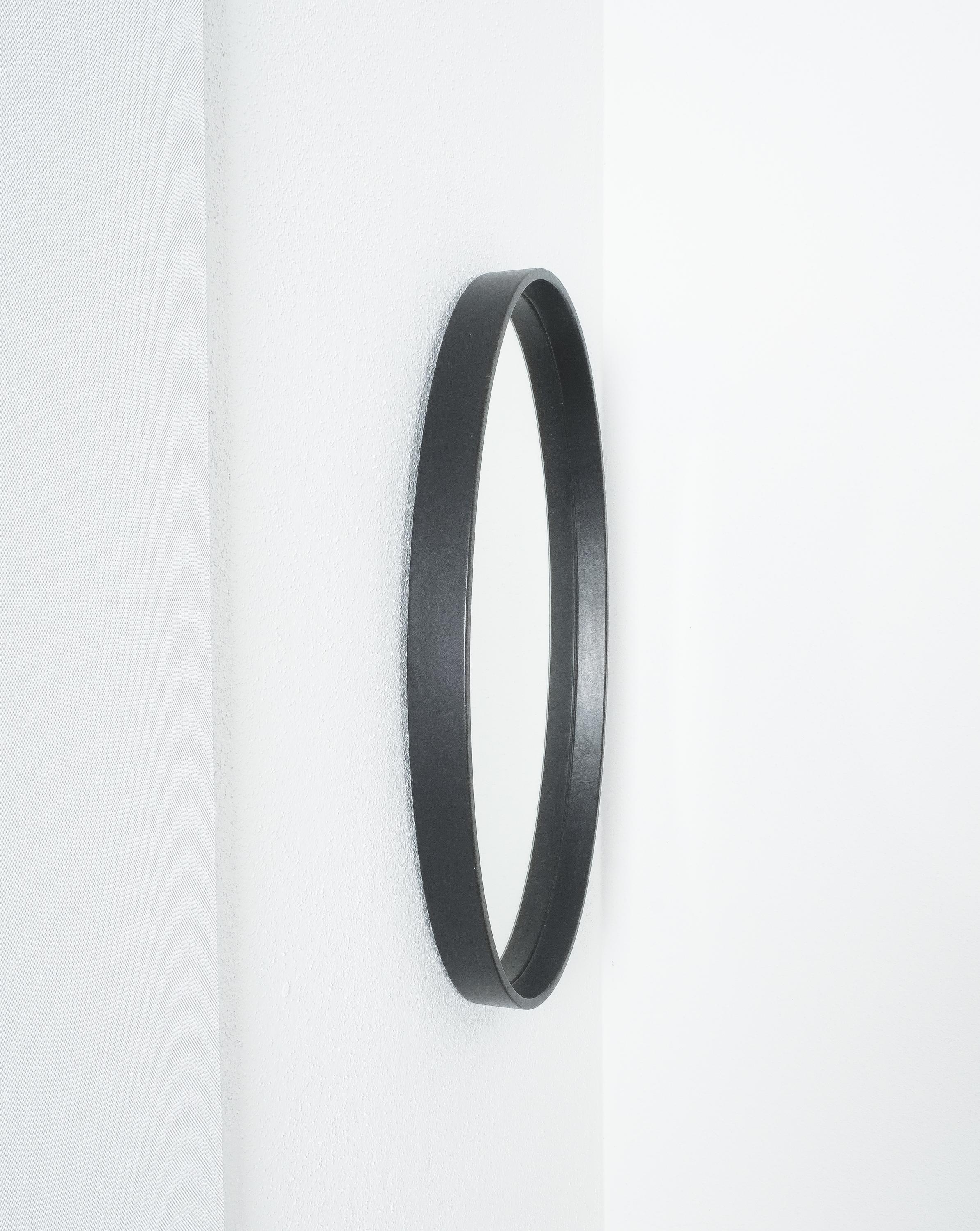 Mid-Century Modern Miroir ovale enveloppé de cuir dans le style de Pace, 1970 en vente