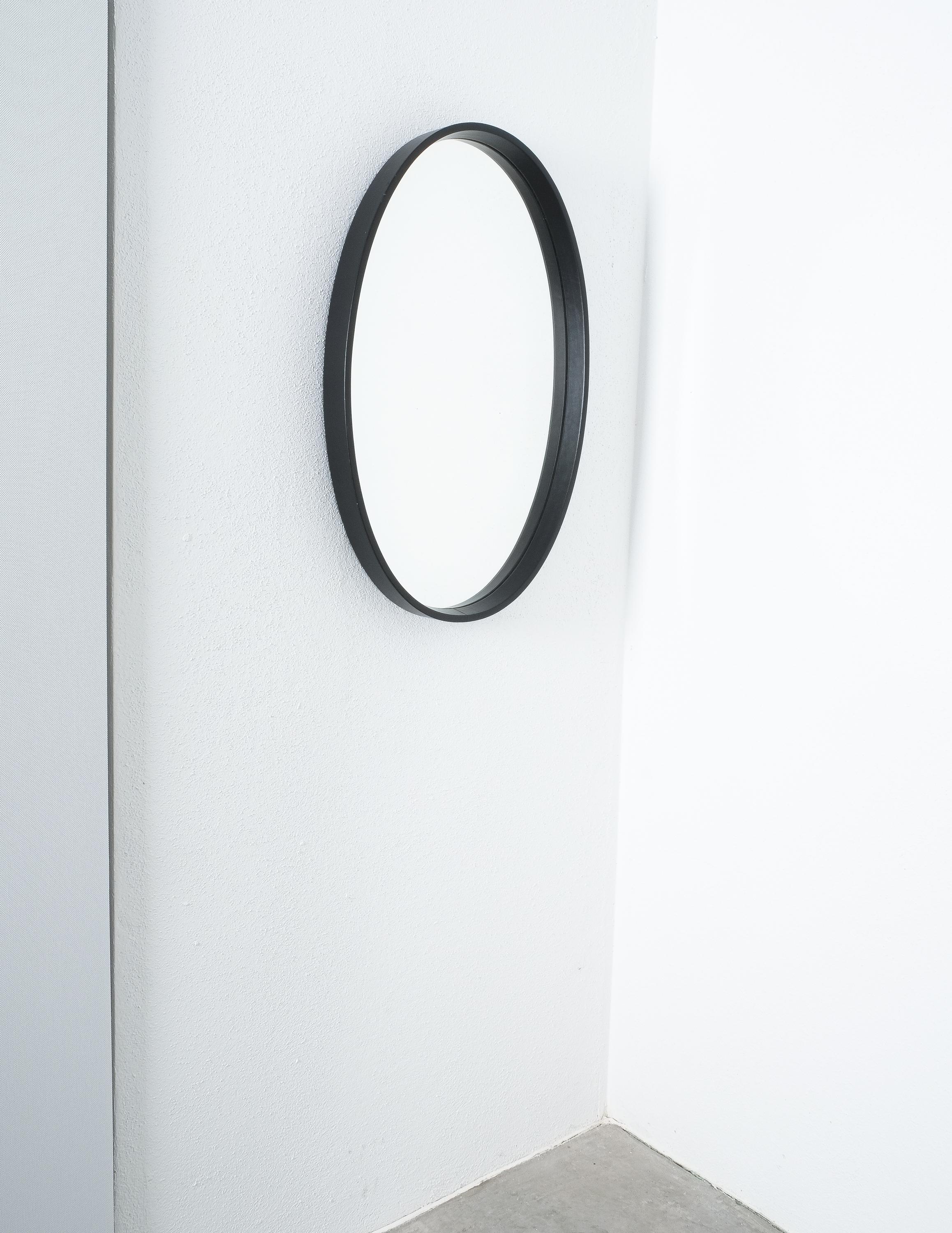 Américain Miroir ovale enveloppé de cuir dans le style de Pace, 1970 en vente