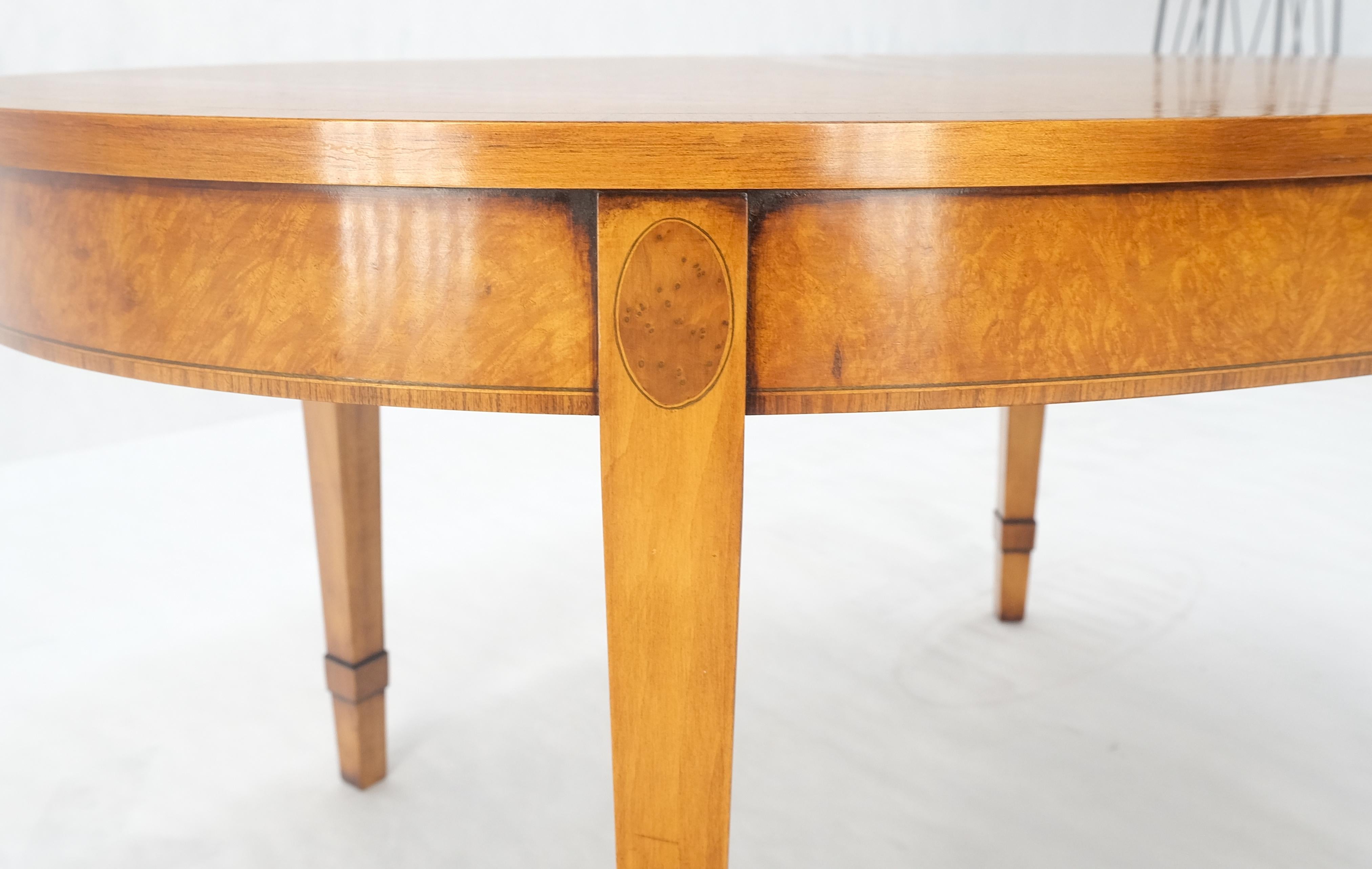 Table basse centrale ovale en bois de ronce clair incrustée de bandes de couleur ambre miel de style Feder MINT !