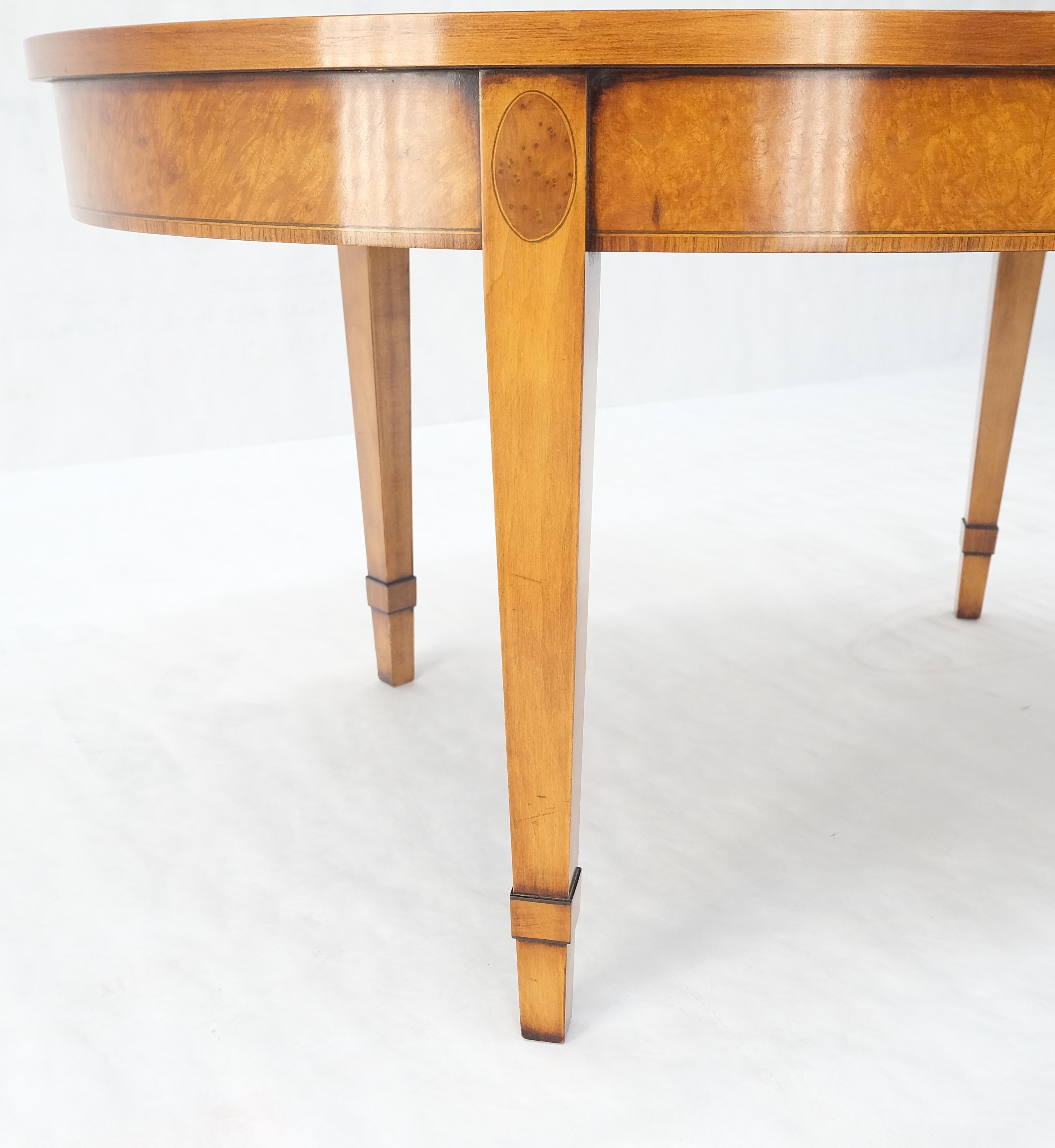 Américain Table basse centrale de style fédéral ovale en ronce de bois claire incrustée MINT ! en vente