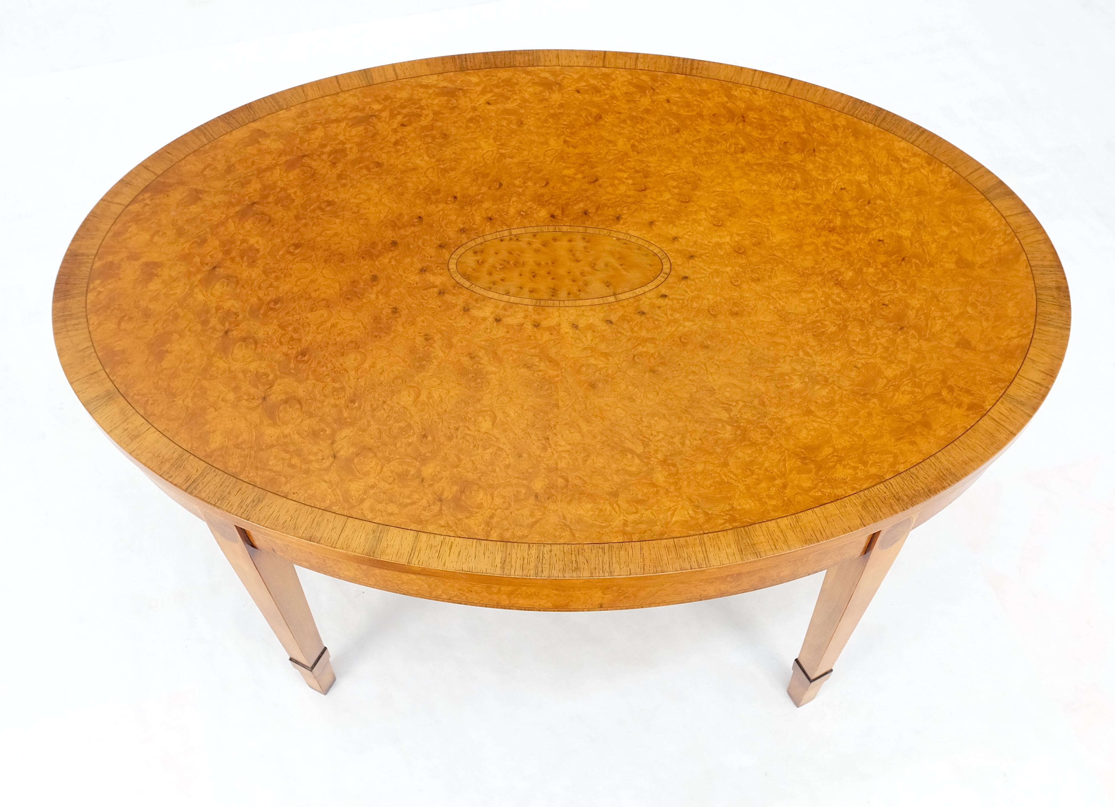 Laqué Table basse centrale de style fédéral ovale en ronce de bois claire incrustée MINT ! en vente