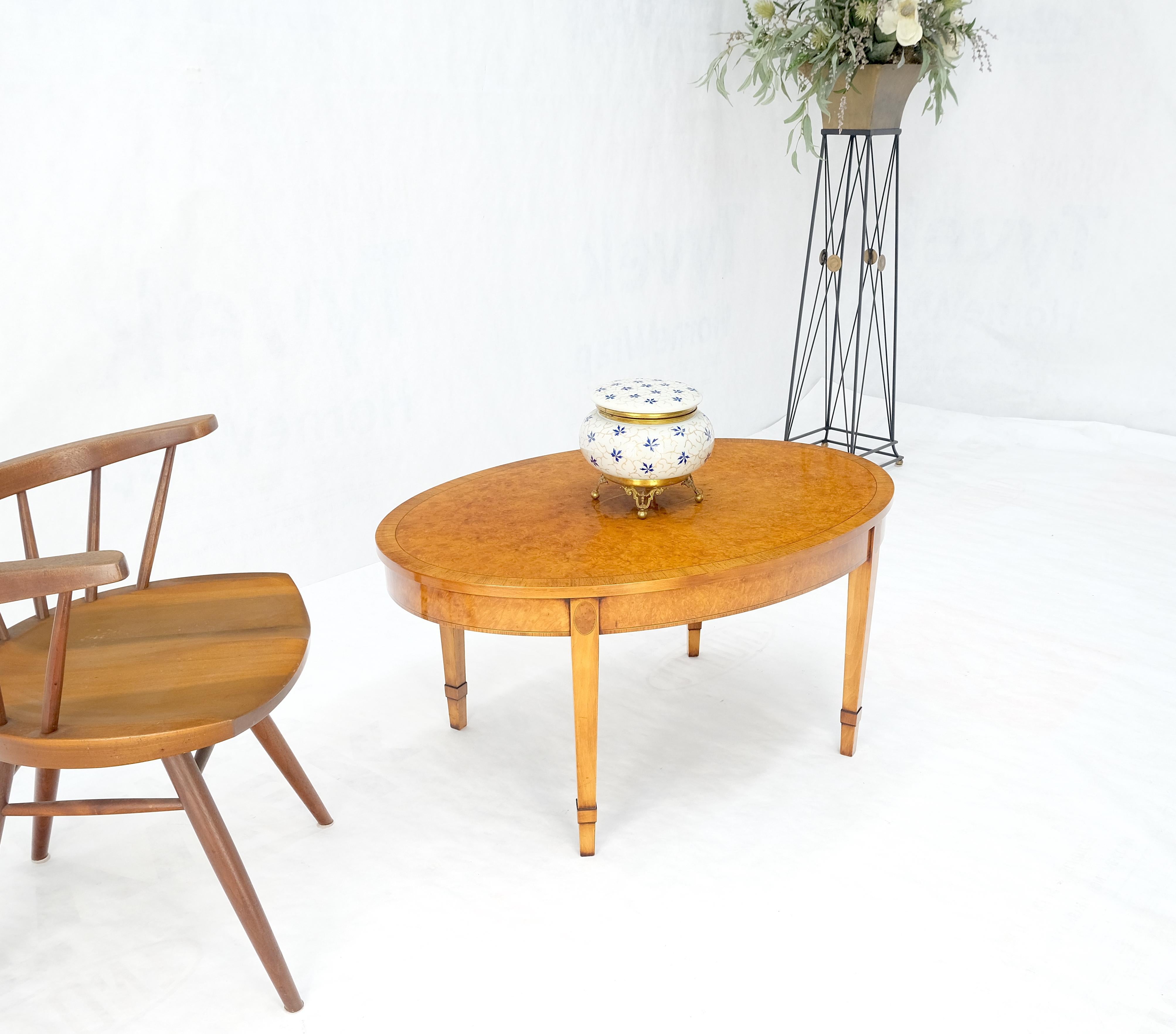 20ième siècle Table basse centrale de style fédéral ovale en ronce de bois claire incrustée MINT ! en vente
