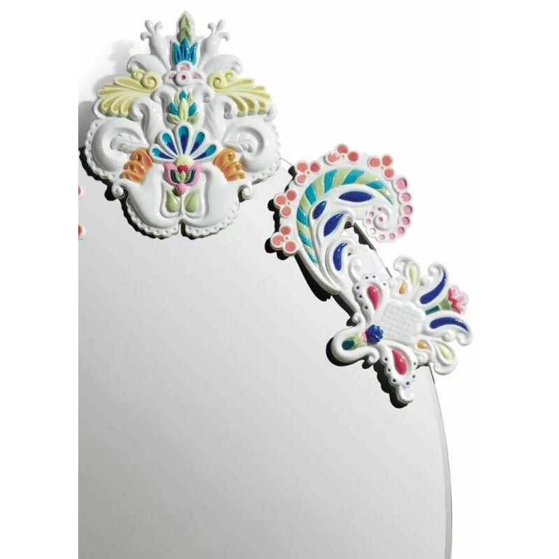 Limited series oval frameless mirror in white porcelain decorated with multiple limited series colors.

Mirrors that reinvent every space in the home. Porcelains in original finishes and colors that fit in the most diverse decorative environments.
