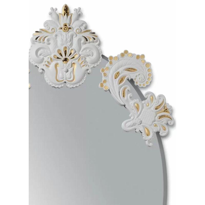Limited edition white porcelain frameless oval mirror with touches of gold luster.

Mirrors that reinvent every space in the home. Porcelains in original finishes and colors that fit in the most diverse decorative environments. The extensive