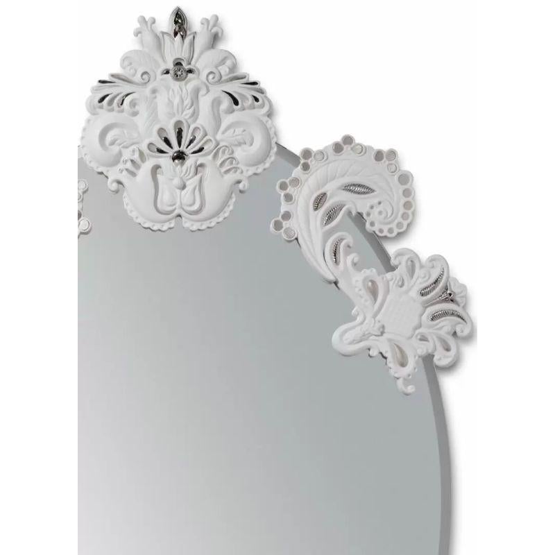 Limited edition oval mirror without white porcelain frame with silver sheen accents.

Mirrors that reinvent every space in the home. Porcelains in original finishes and colors that fit in the most diverse decorative environments. The extensive