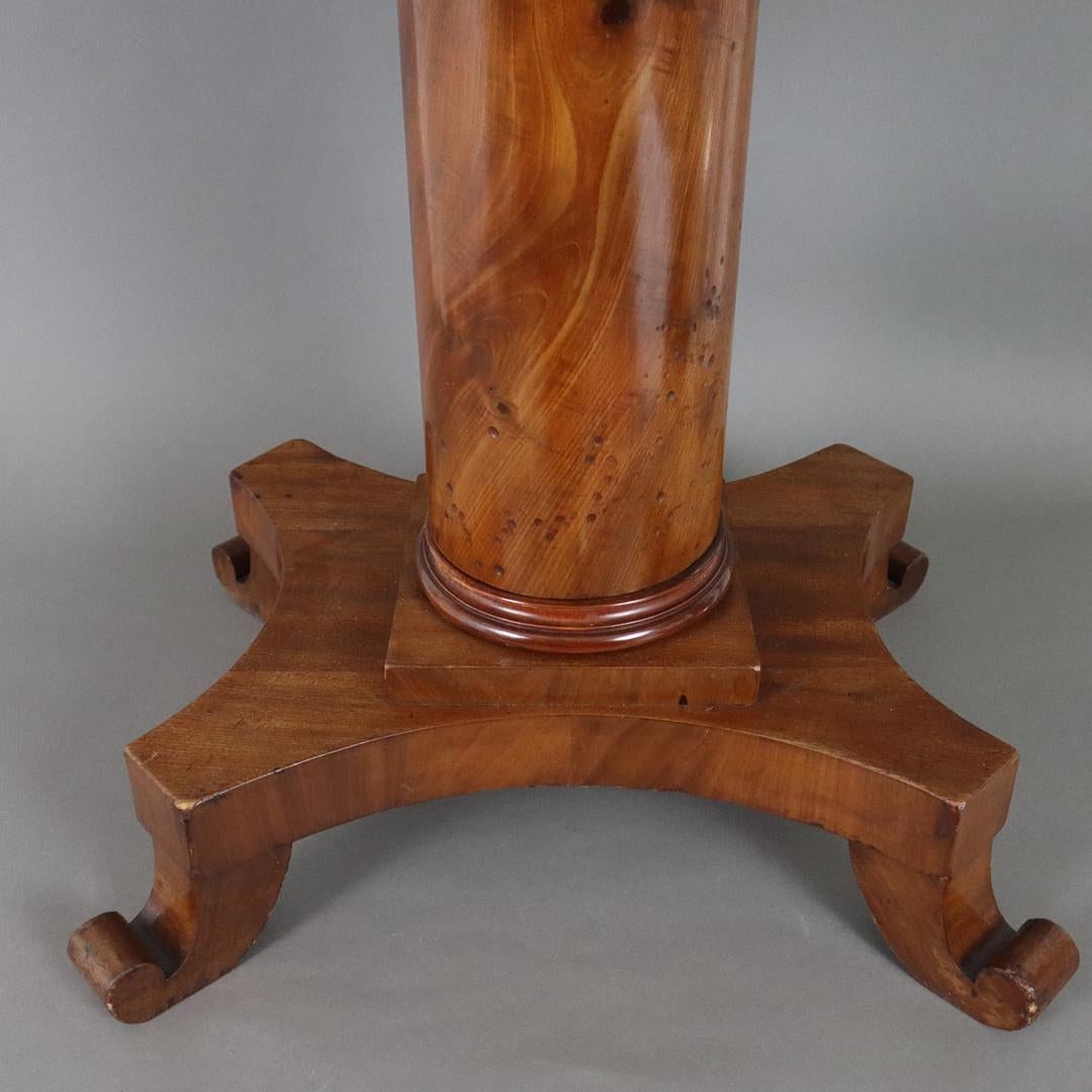 La table ovale en acajou, sculptée à la main avec des détails exquis et ornée de boules décoratives en bois, est un chef-d'œuvre datant de l'année de sa fabrication, en 1850. Ce meuble est non seulement un témoignage tangible du savoir-faire de