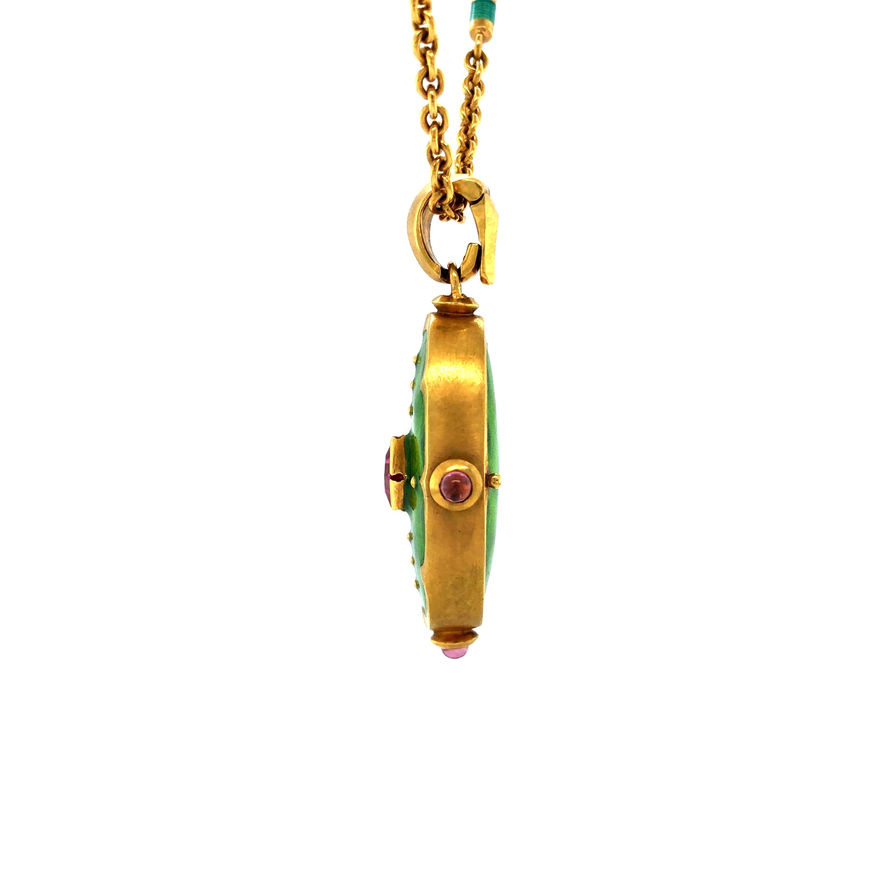 Pendentif médaillon ovale Guilloche en or jaune 18 carats et émail vert mat avec 4 rubellites roses Pour femmes en vente