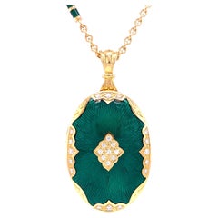 Ovales Medaillon aus 18 Karat Gelbgold mit Smaragdgrüner Emaille und Guilloche- 25 Diamanten 0,29 Karat