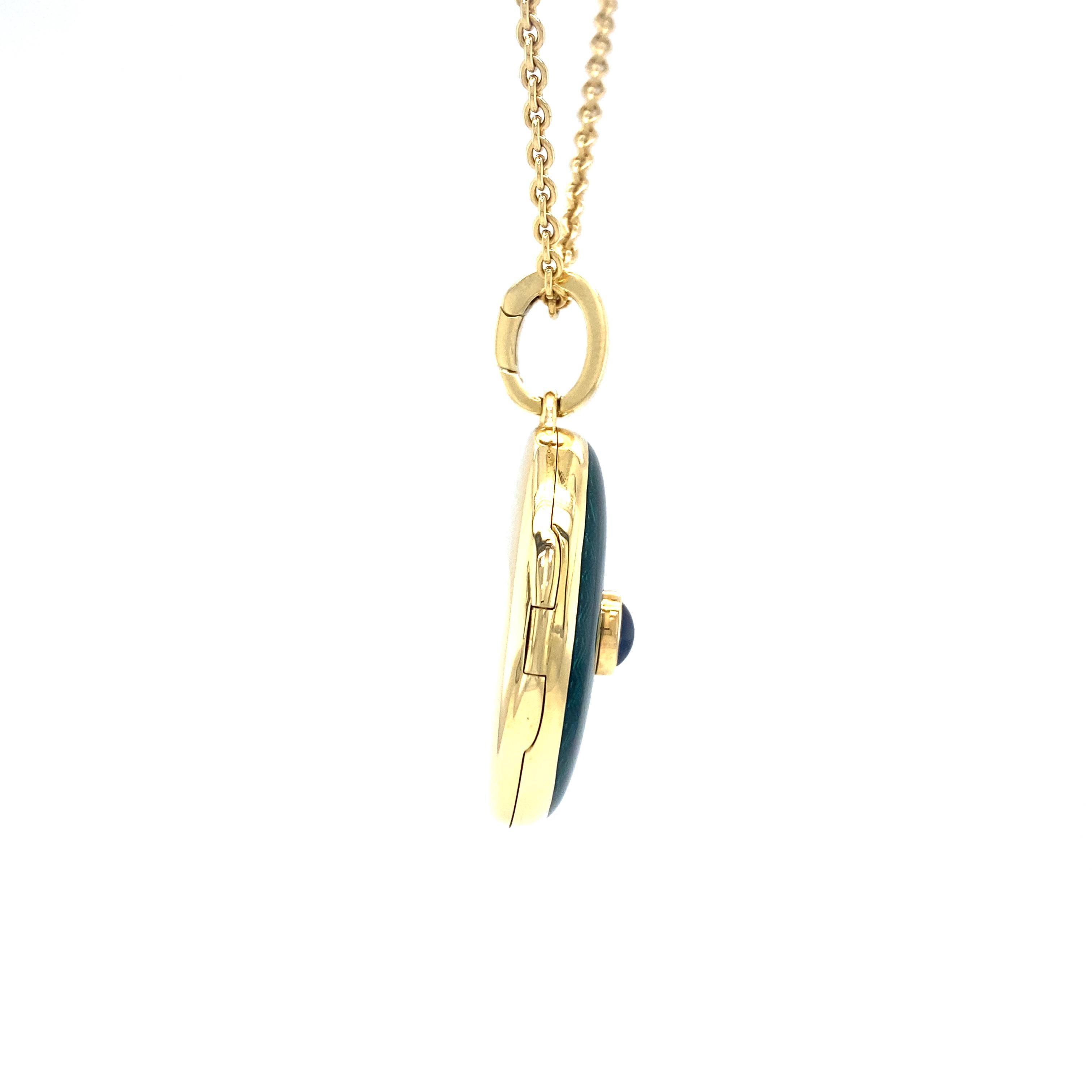 Victorien Pendentif médaillon ovale en or jaune 18 carats, émail vert vitreous et saphir bleu cabochon en vente