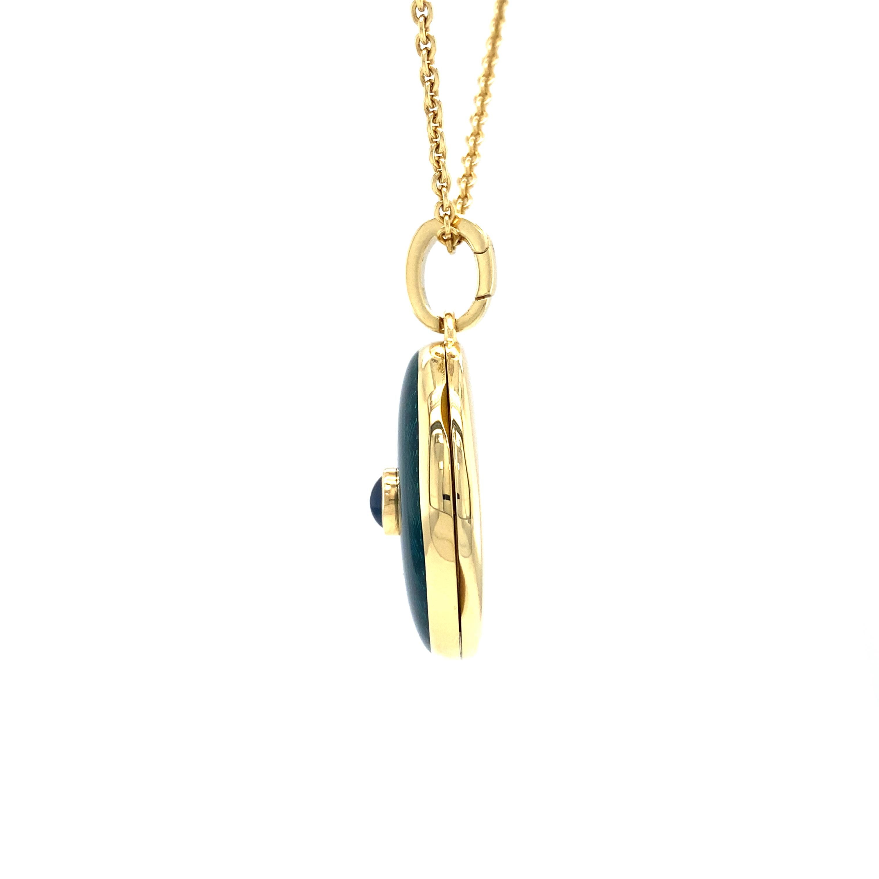 Pendentif médaillon ovale en or jaune 18 carats, émail vert vitreous et saphir bleu cabochon Pour femmes en vente