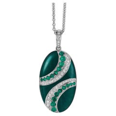 Pendentif médaillon ovale en or blanc 18k émail vert 35 diamants 16 émeraudes cabochon