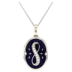 Pendentif médaillon ovale en or blanc 18 carats, émail lilas et guilloché de 13 diamants 0,22 carat