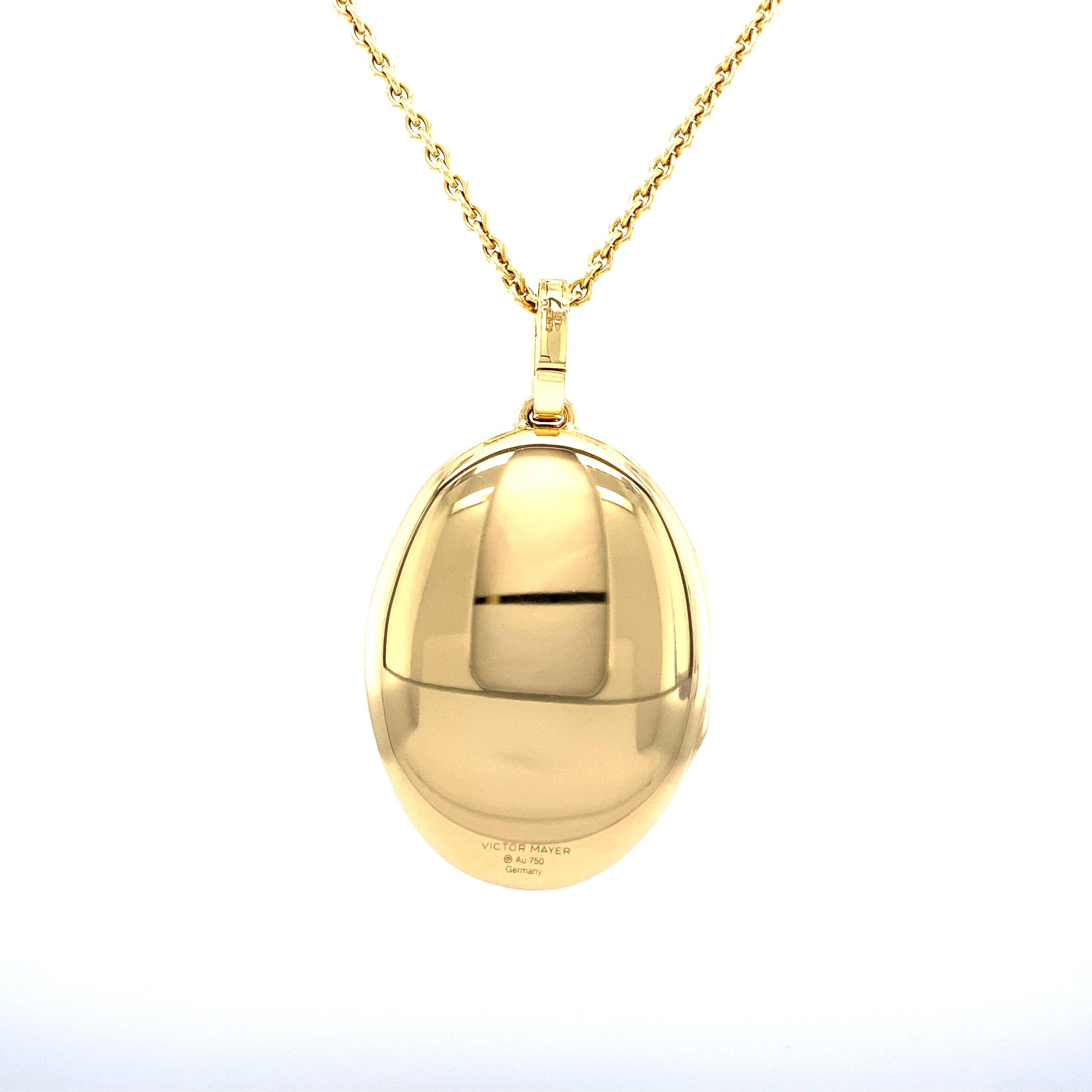 Oval Locket Pendant with Scroll Engraving - 18k Yellow Gold - 32.0 x 23.0 mm For Sale 1