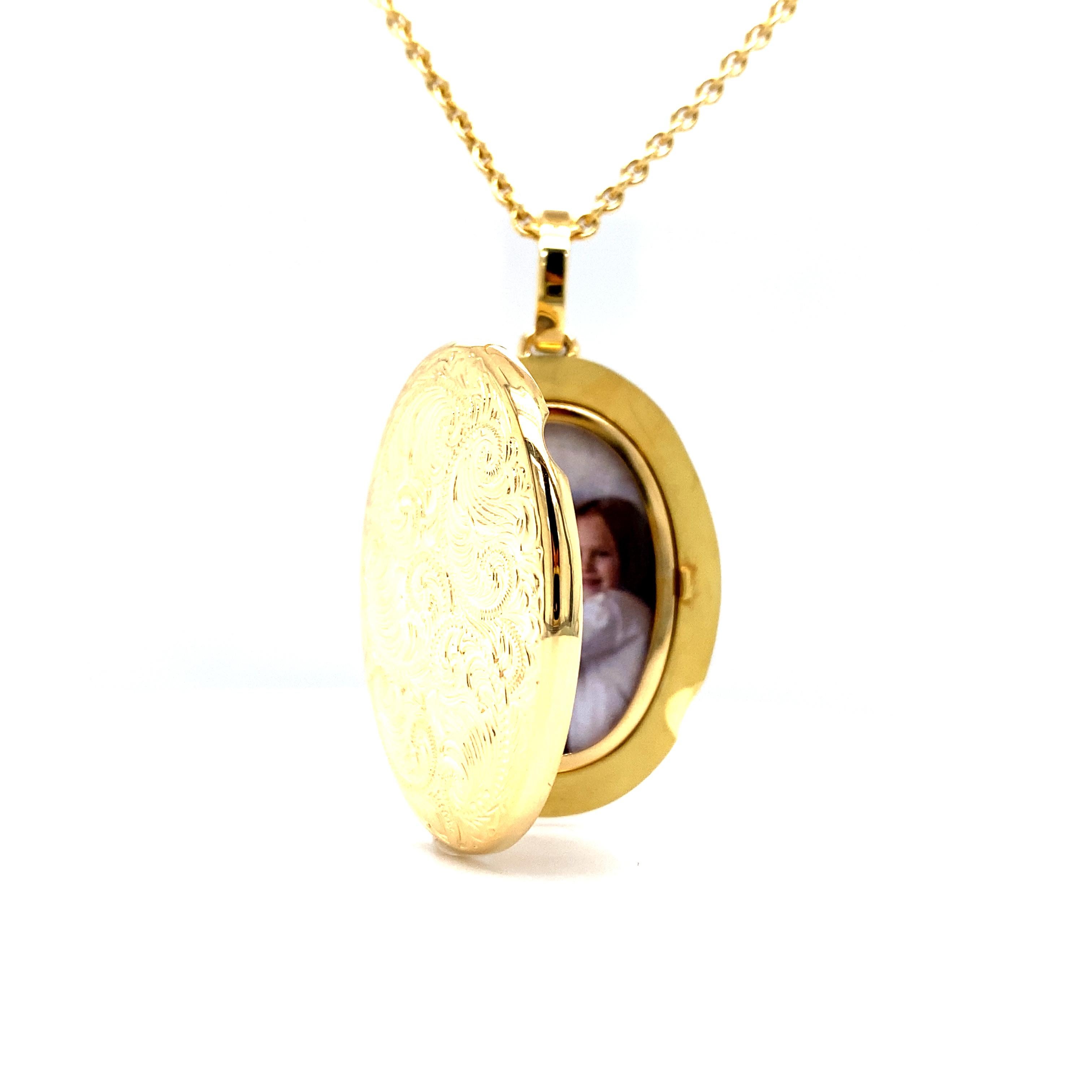 Oval Locket Pendant with Scroll Engraving - 18k Yellow Gold - 32.0 x 23.0 mm For Sale 6