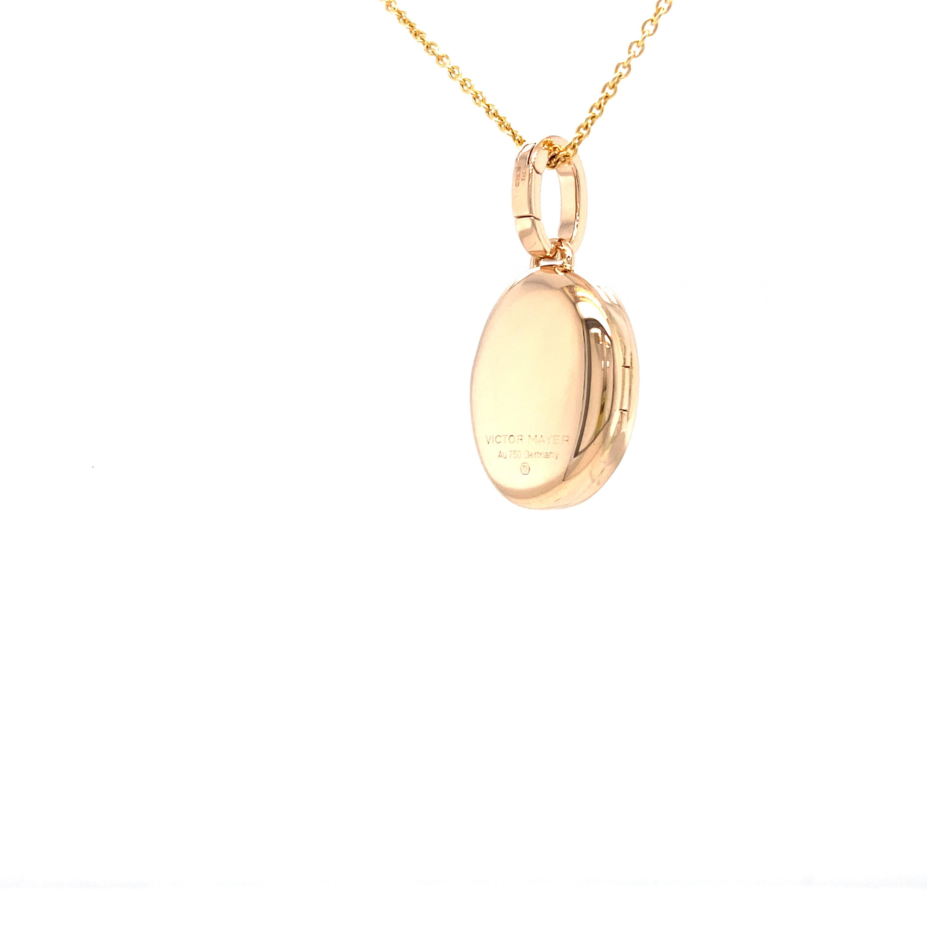 Oval Locket Pendant Dragonfly - 18k Rose Gold - Opalescent Pink Enamel Guilloche In New Condition For Sale In Pforzheim, DE