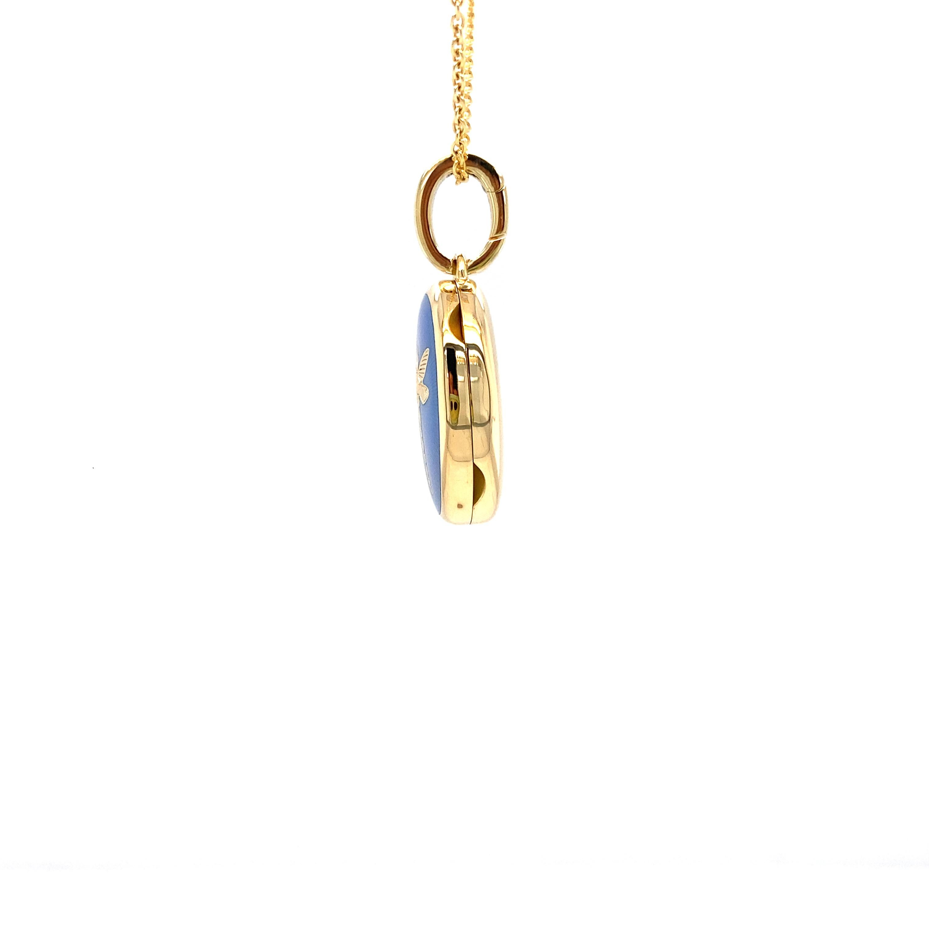Art nouveau Pendentif libellule ovale en or jaune 18 carats, émail bleu opalescent et guilloché en vente